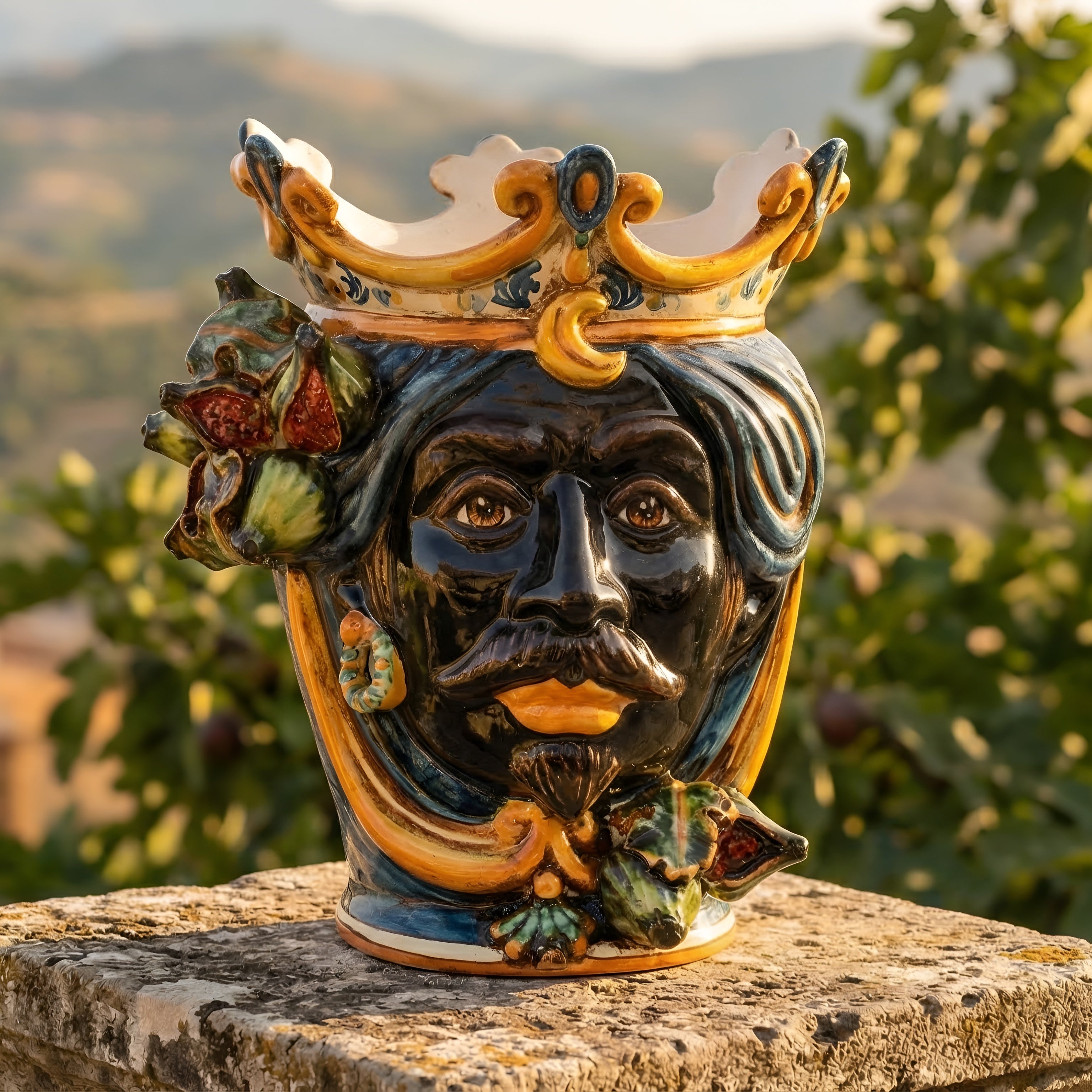 Testa di Moro con Fichi, Maschio Moro, Blu e Arancio, fico d'India in rilievo. Ceramica siciliana di Caltagirone, Sofia