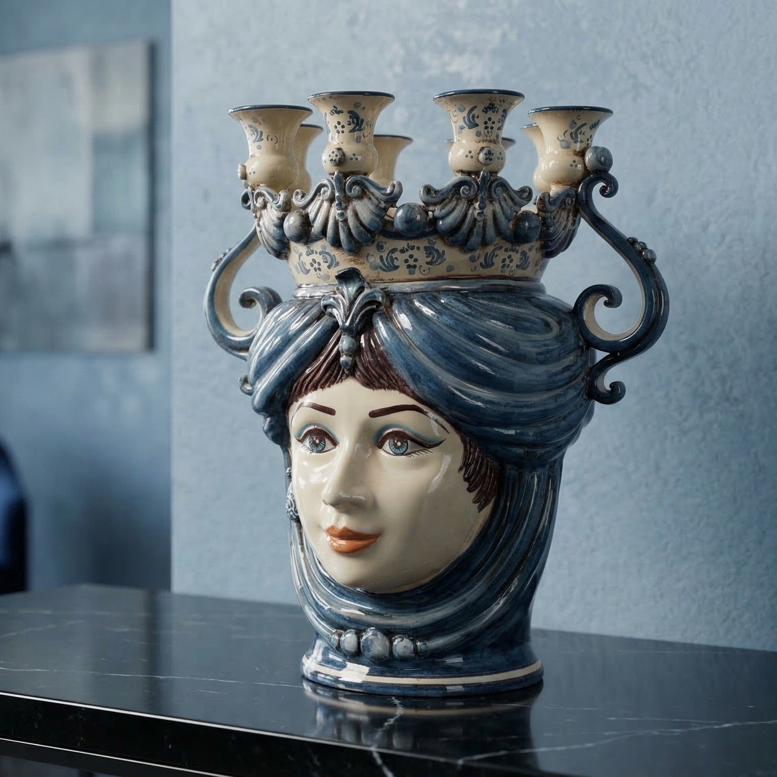 Testa di Moro a Candeliere, Donna, Mono Blu. Ceramica siciliana di Caltagirone, Sofia