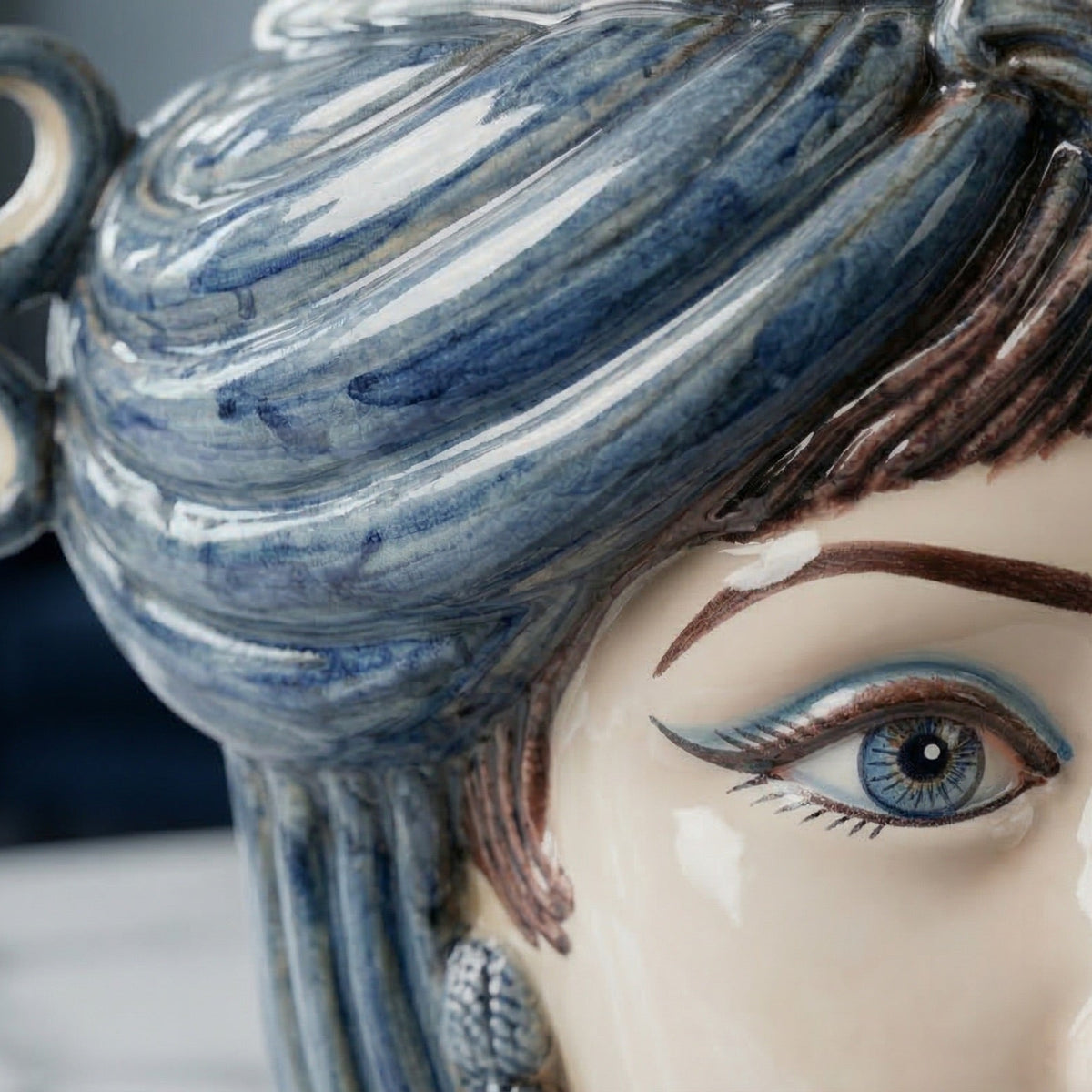 Testa di Moro a Candeliere, Donna, Mono Blu. Ceramica siciliana di Caltagirone, Sofia