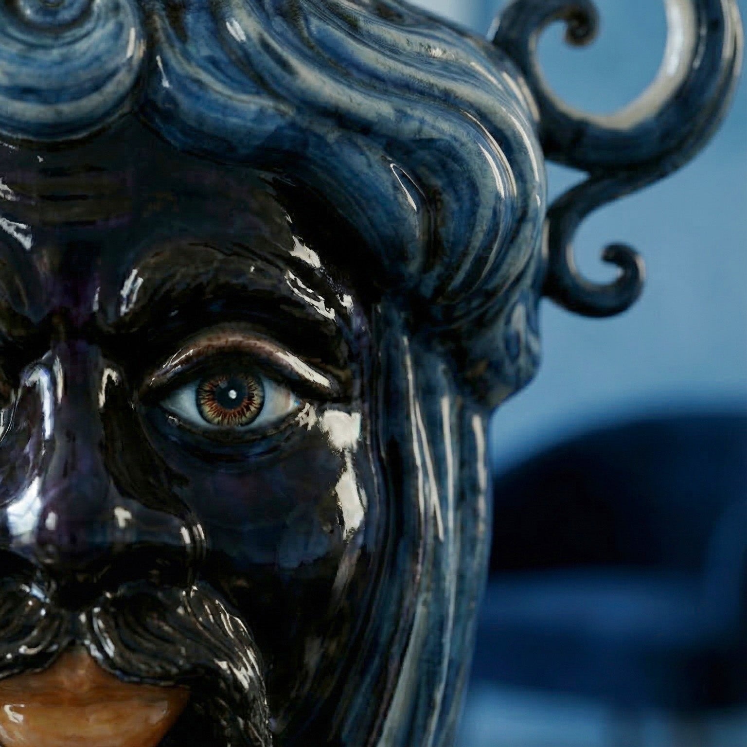 Testa di Moro a Candeliere, Maschio Moro, Mono Blu. Ceramiche Sofia, Caltagirone