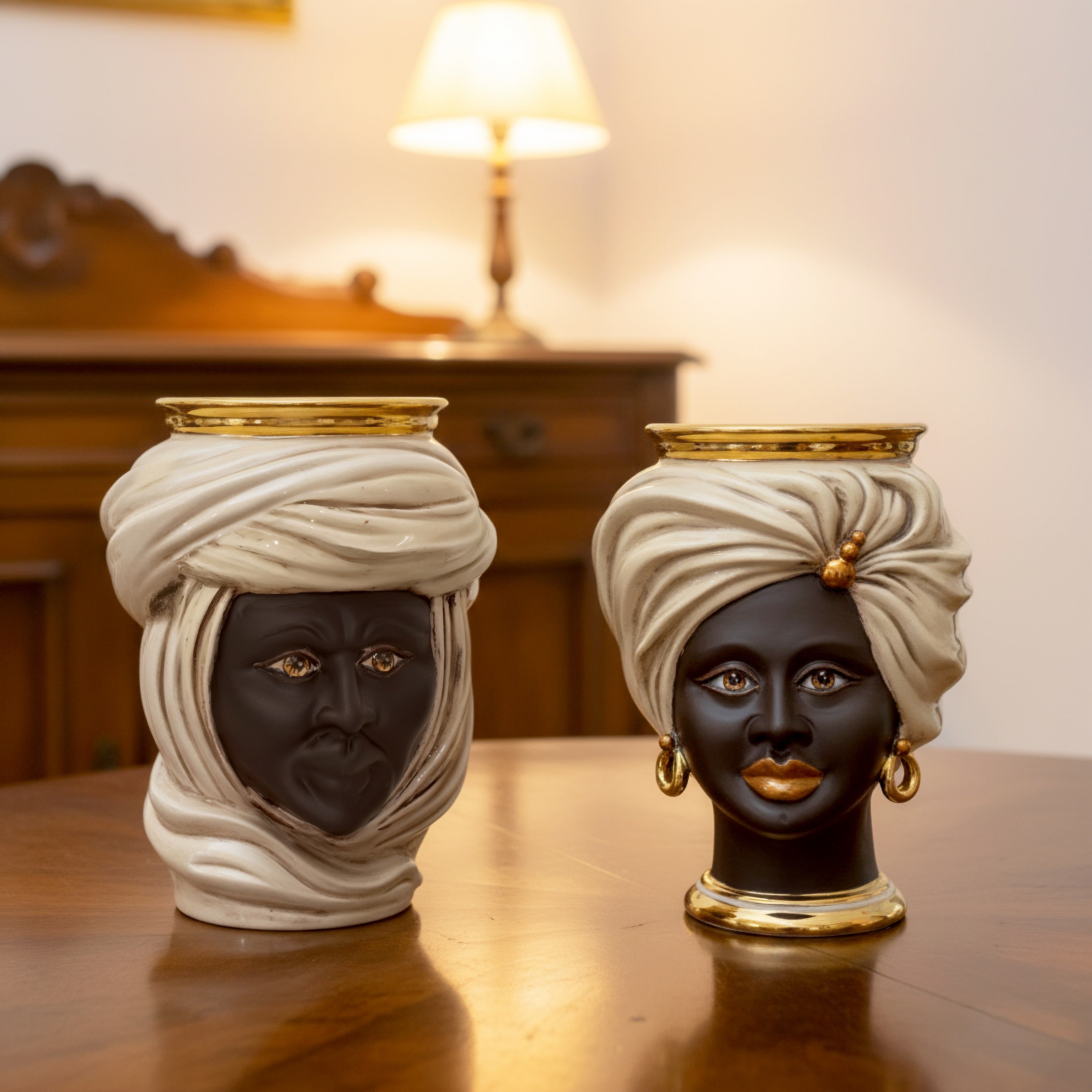 Testa Tuareg, Uomo, Madreperla Antichizzato Oro e Lustri, turbante, oro zecchino. Ceramiche Sofia, Caltagirone