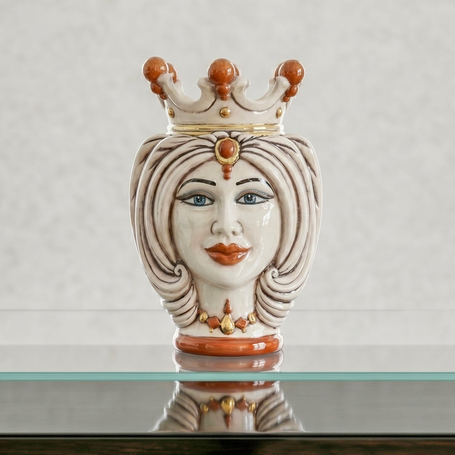 Testa di Moro con Turbante, Donna, Madreperla Antichizzato Oro e Lustri. Ceramica siciliana di Caltagirone, Sofia