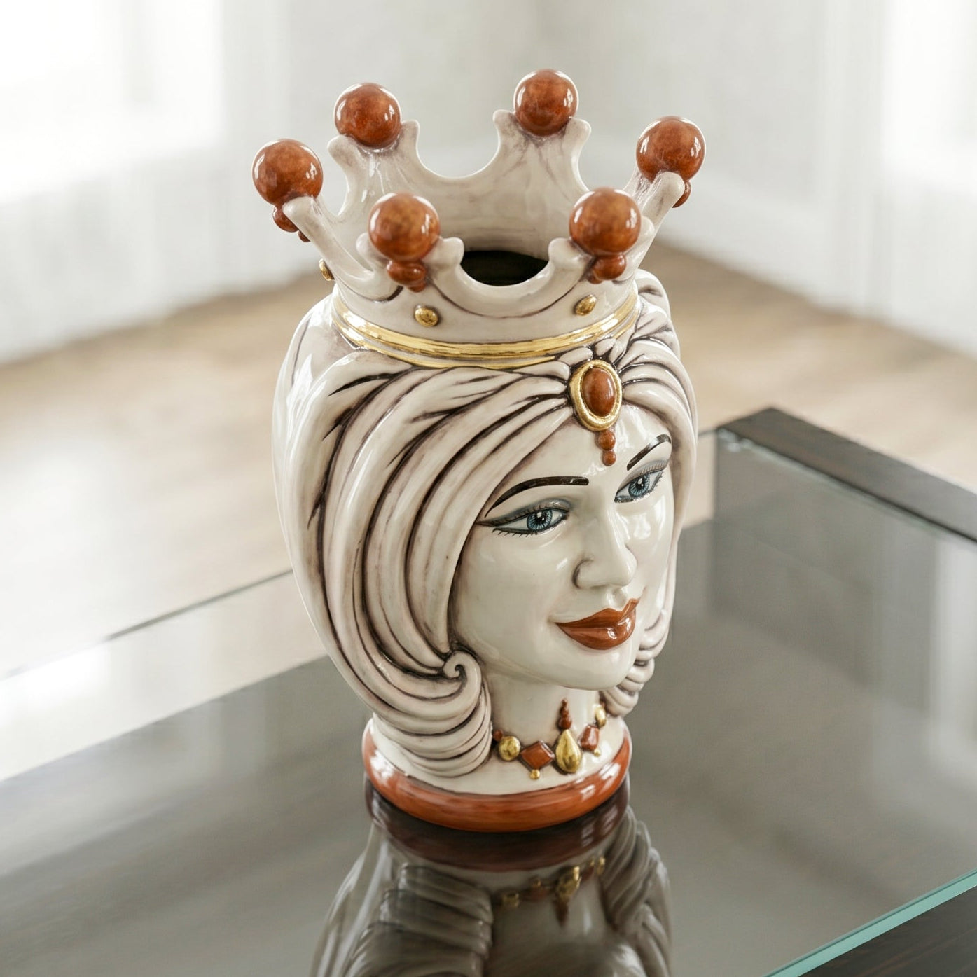 Testa di Moro con Turbante, Donna, Madreperla Antichizzato Oro e Lustri. Ceramica siciliana di Caltagirone, Sofia