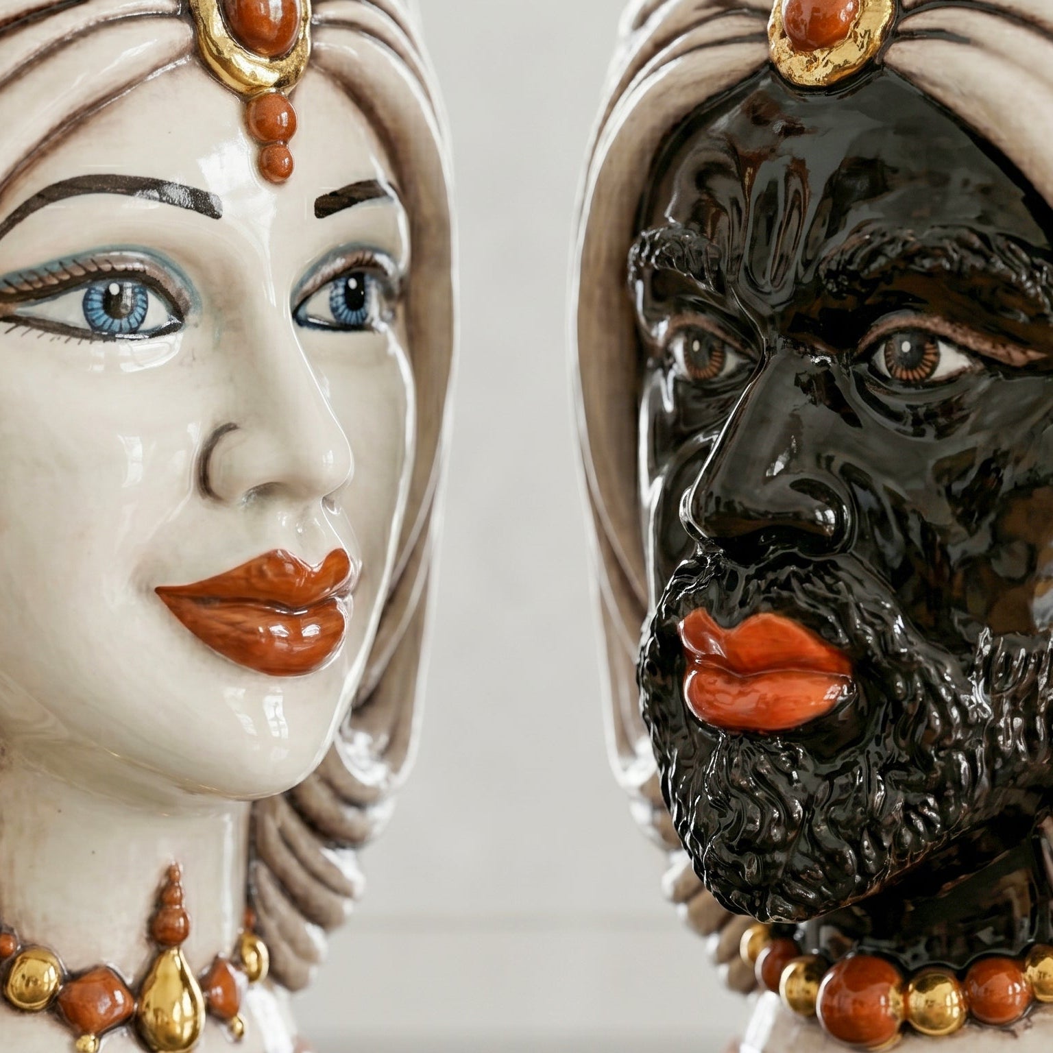 Testa di Moro con Turbante, Madreperla Antichizzato Oro e Lustri. Ceramica siciliana di Caltagirone, Sofia