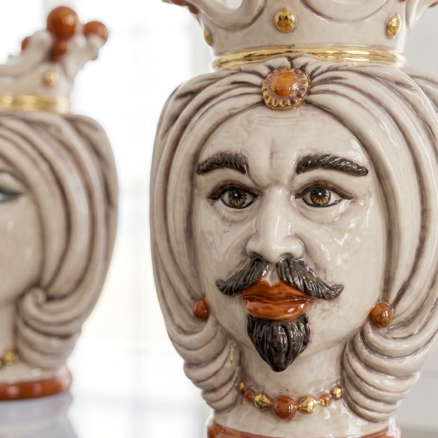 Testa di Moro con Turbante, Maschio Bianco, Madreperla Antichizzato Oro e Lustri, oro zecchino. Ceramiche Sofia, Caltagirone