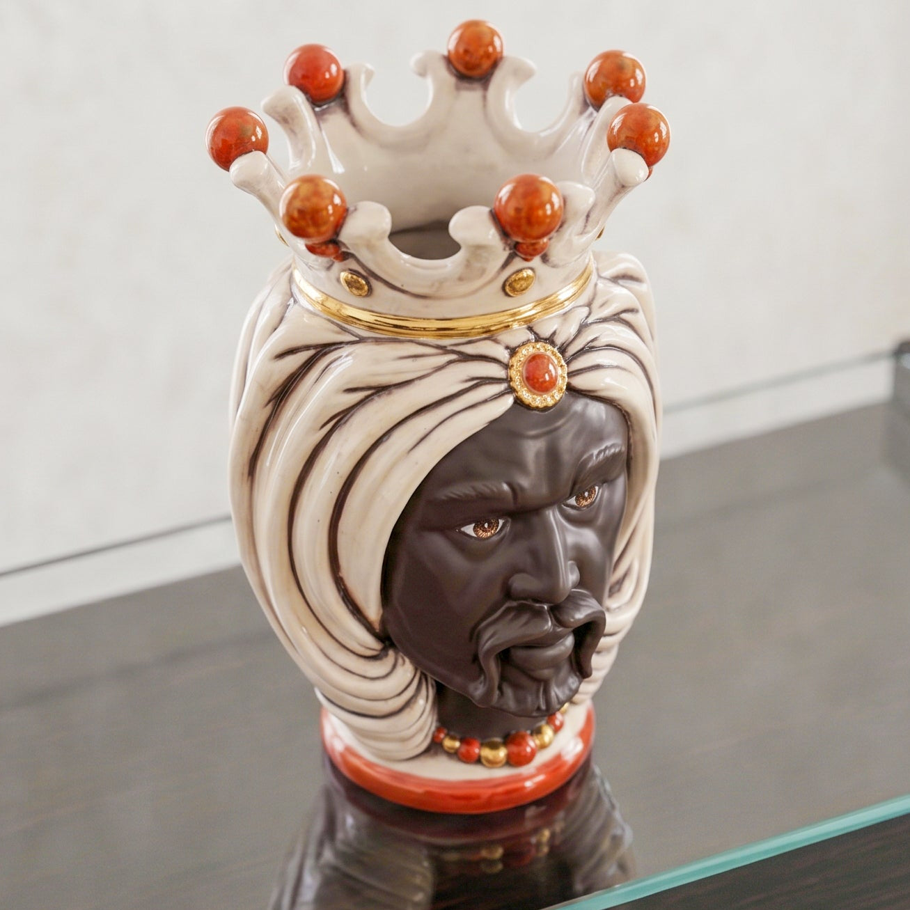 Testa di Moro con Turbante, Maschio Moro Opaco, Madreperla Antichizzato Oro e Lustri. Ceramiche Sofia, Caltagirone