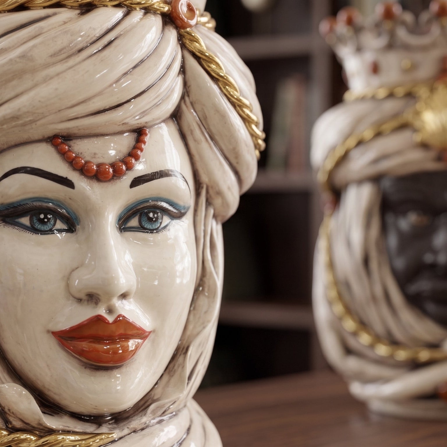 Testa di Moro, Donna, Madreperla Antichizzato Oro e Lustri, oro zecchino. Ceramica siciliana di Caltagirone, Sofia