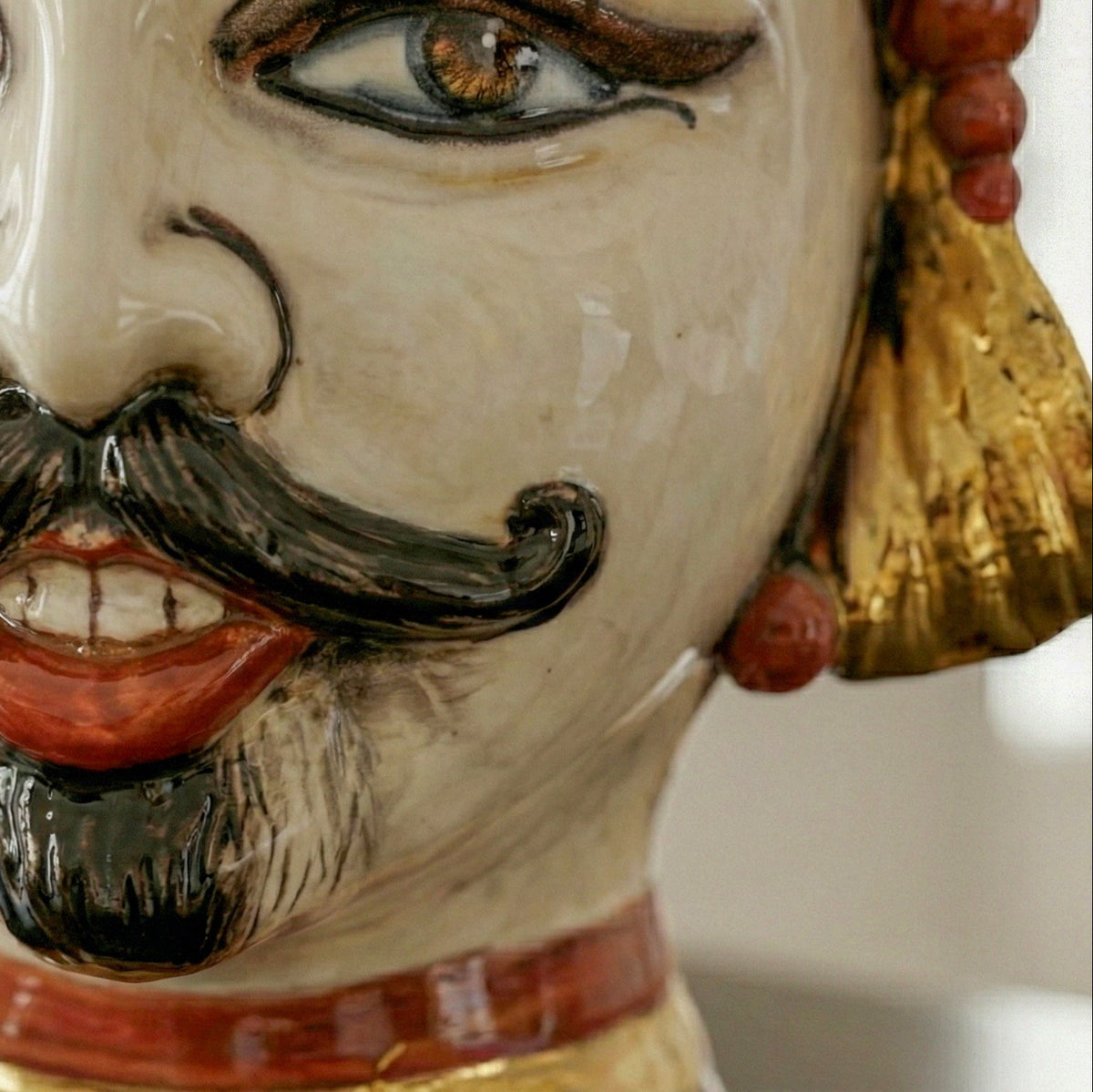 Testa di Moro Aisha, Maschio, Madreperla Antichizzato Oro e Lustri, volto, oro zecchino. Ceramiche Sofia, Caltagirone