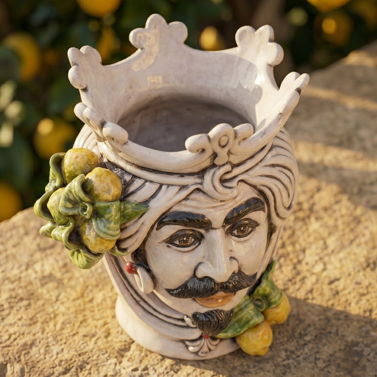 Testa di Moro con Limoni, Uomo, Madreperla. Ceramica siciliana di Caltagirone, Sofia