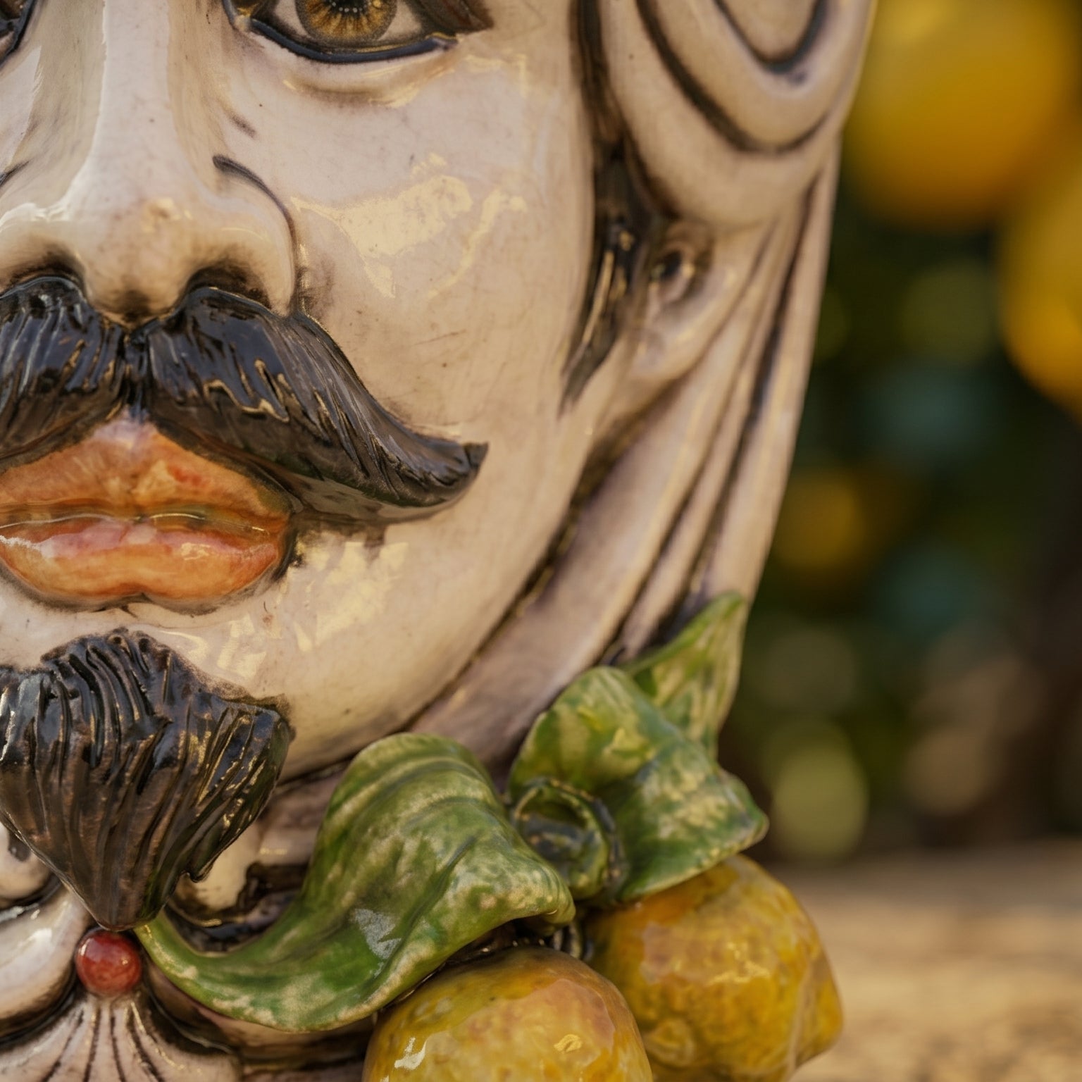 Testa di Moro con Limoni, Uomo, Madreperla. Ceramica siciliana di Caltagirone, Sofia