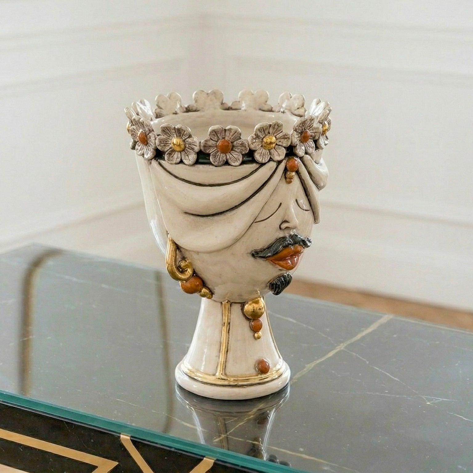 Testa Zahira con Fiori, Uomo, Madreperla Antichizzato Oro e Lustri, oro zecchino. Ceramiche Sofia, Caltagirone