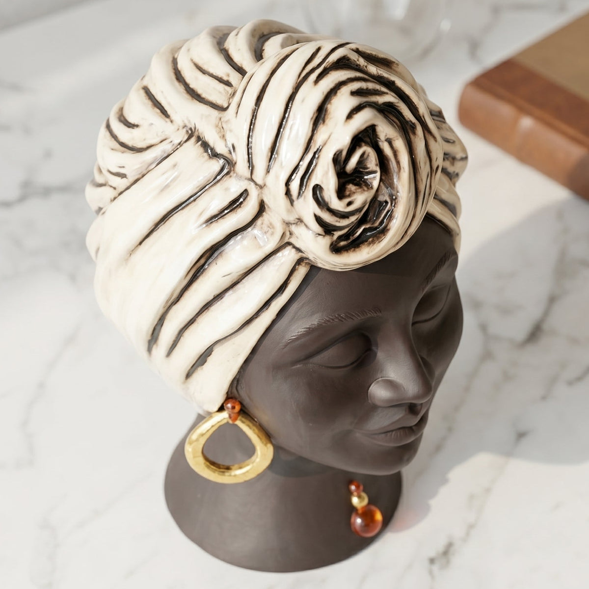 Testa Sognia, Madreperla Antichizzato Oro e Lustri Viso Opaco. Ceramica siciliana di Caltagirone, Sofia