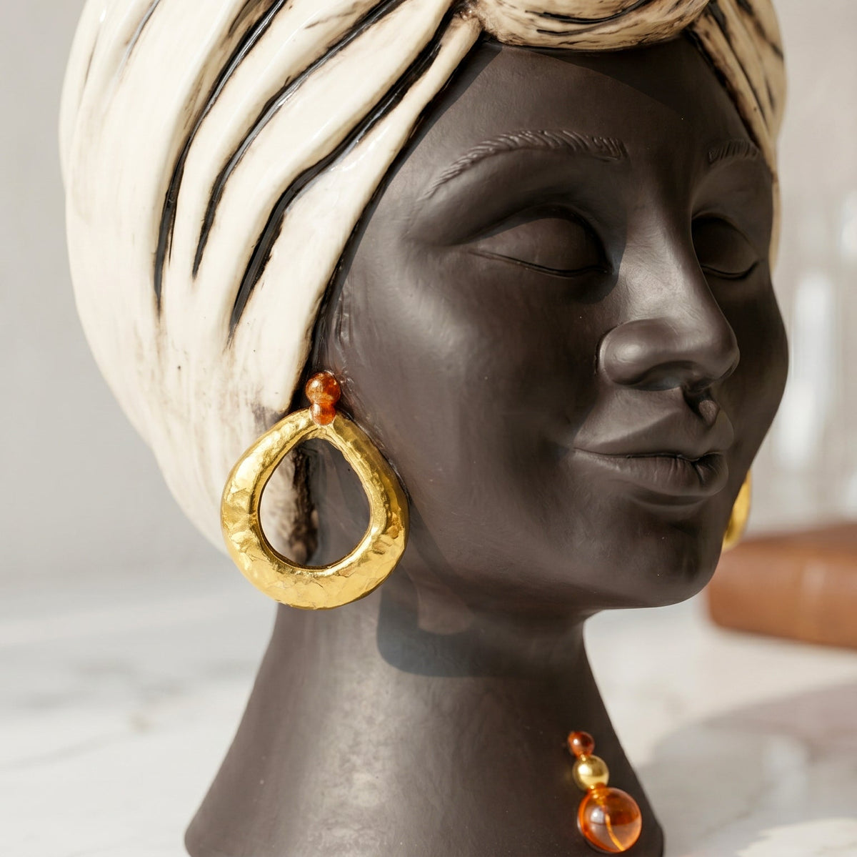 Testa Sognia, Madreperla Antichizzato Oro e Lustri Viso Opaco. Ceramica siciliana di Caltagirone, Sofia