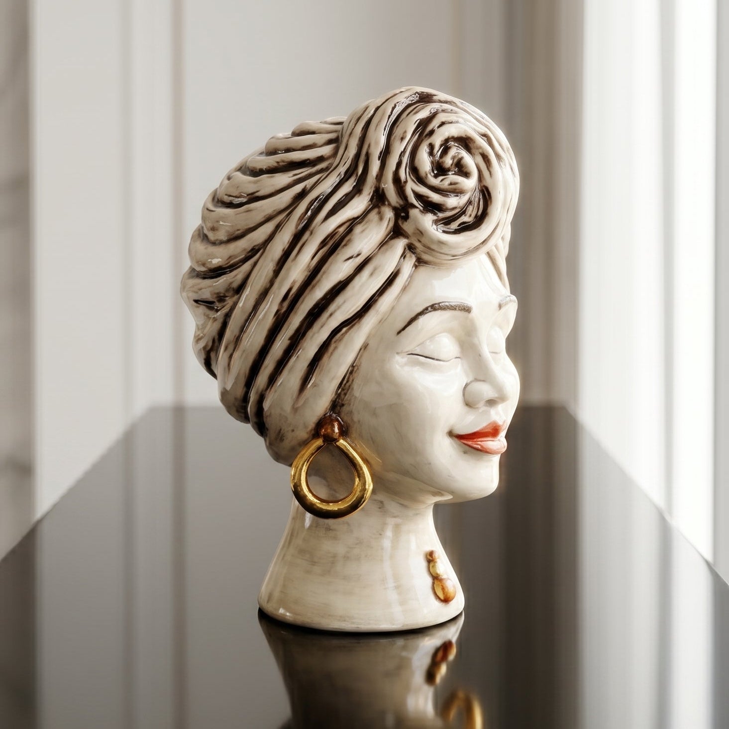 Testa Sognia, Madreperla Antichizzato Oro e Lustri. Ceramica siciliana di Caltagirone, Sofia
