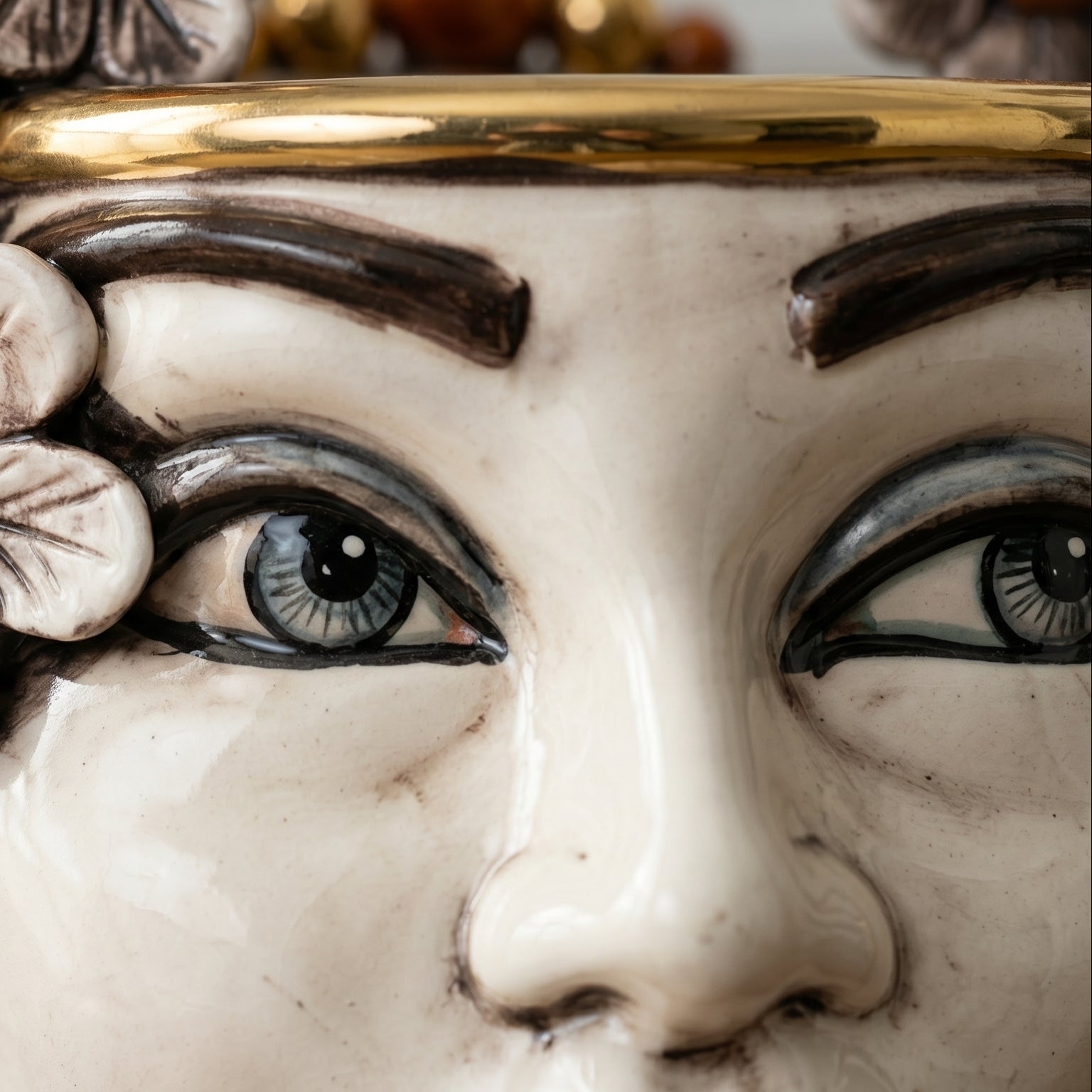 Testa di Moro con Fiori, Donna, Madreperla Antichizzato Oro e Lustri, volto, labbra. Ceramiche Sofia, Caltagirone