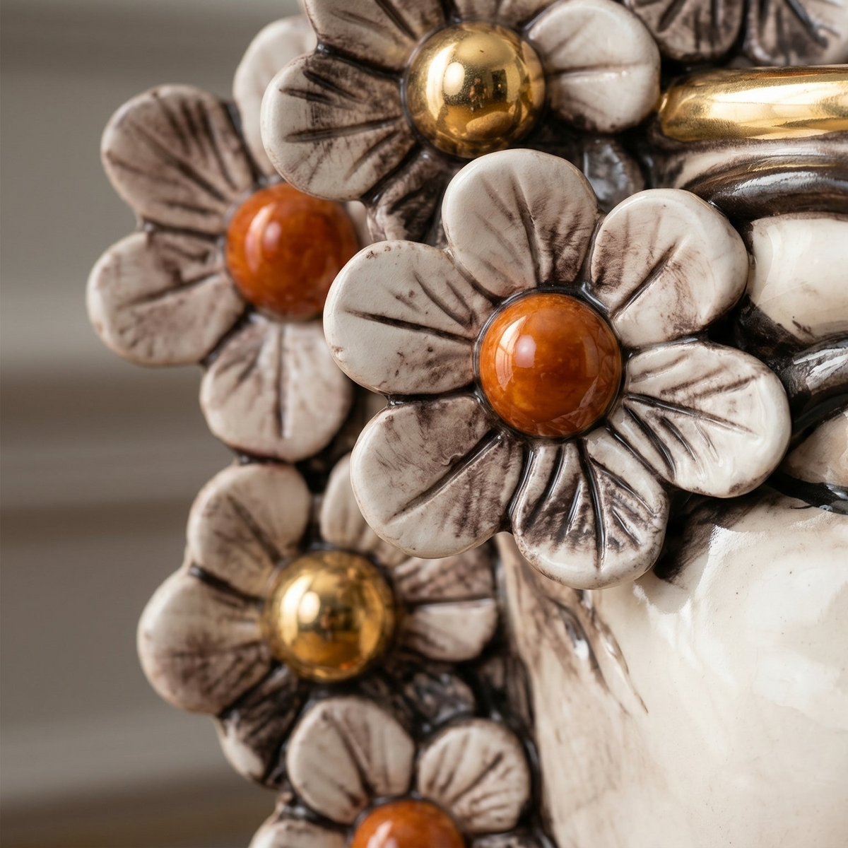 Testa di Moro con Fiori, Donna, Madreperla Antichizzato Oro e Lustri, volto, labbra. Ceramiche Sofia, Caltagirone