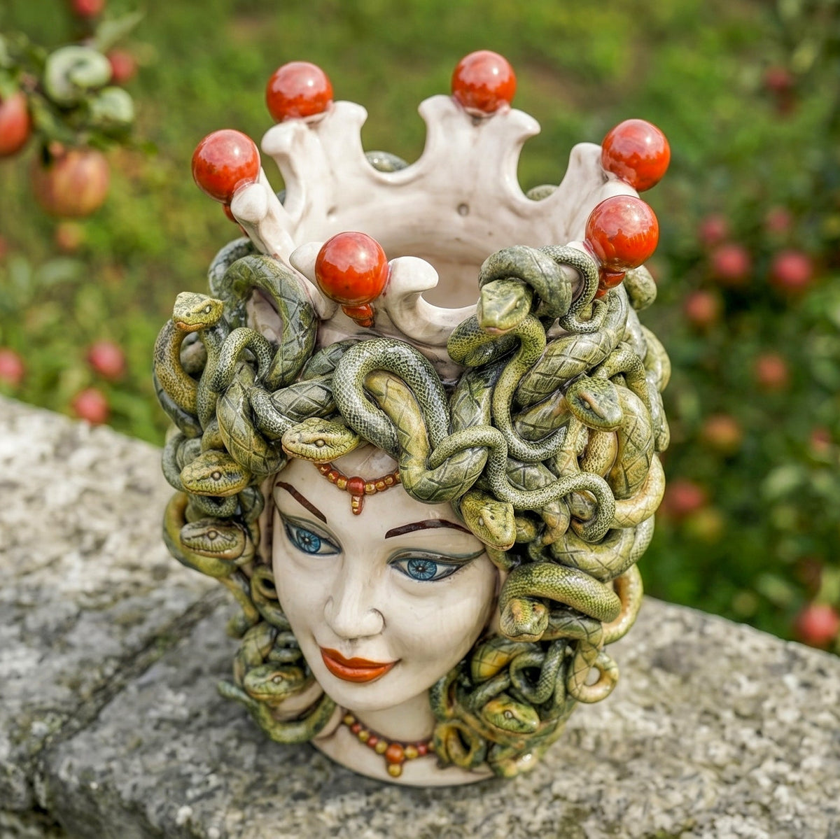 Testa Medusa, Madreperla, chioma di serpenti. Ceramiche Sofia, Caltagirone