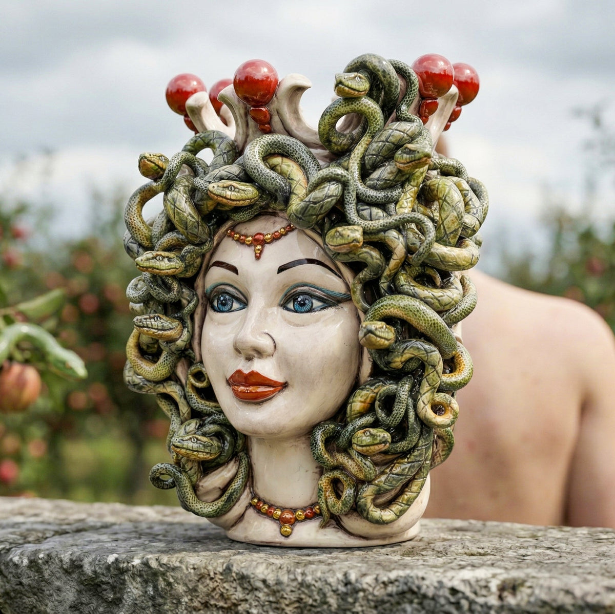 Testa Medusa, Madreperla, chioma di serpenti. Ceramiche Sofia, Caltagirone