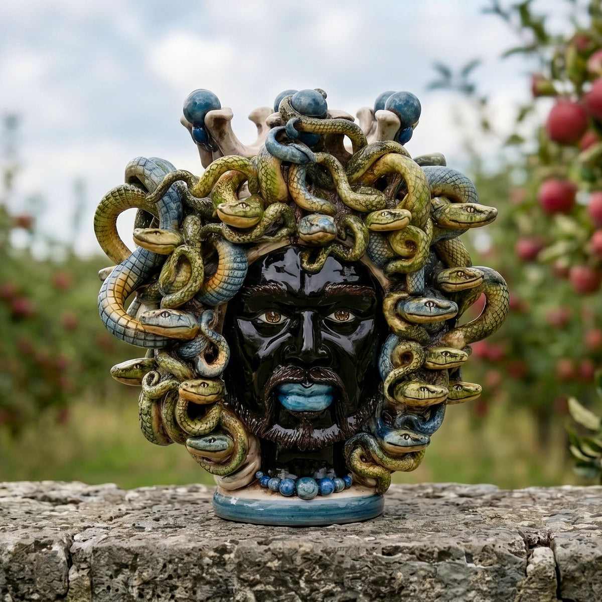 Testa Medusa, con Perline Blu, chioma di serpenti. Ceramica siciliana di Caltagirone, Sofia