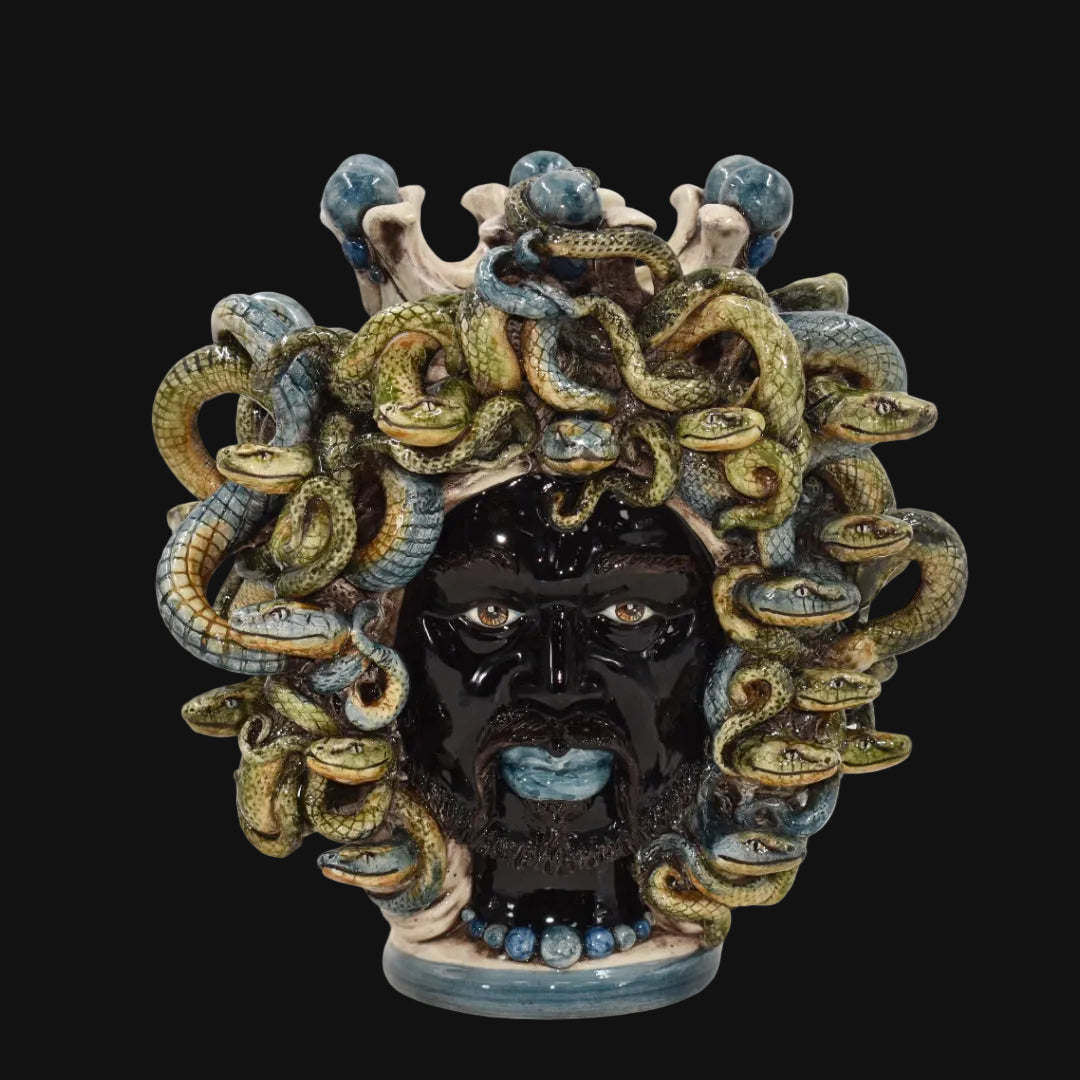 Testa Medusa, con Perline Blu, chioma di serpenti. Ceramica siciliana di Caltagirone, Sofia