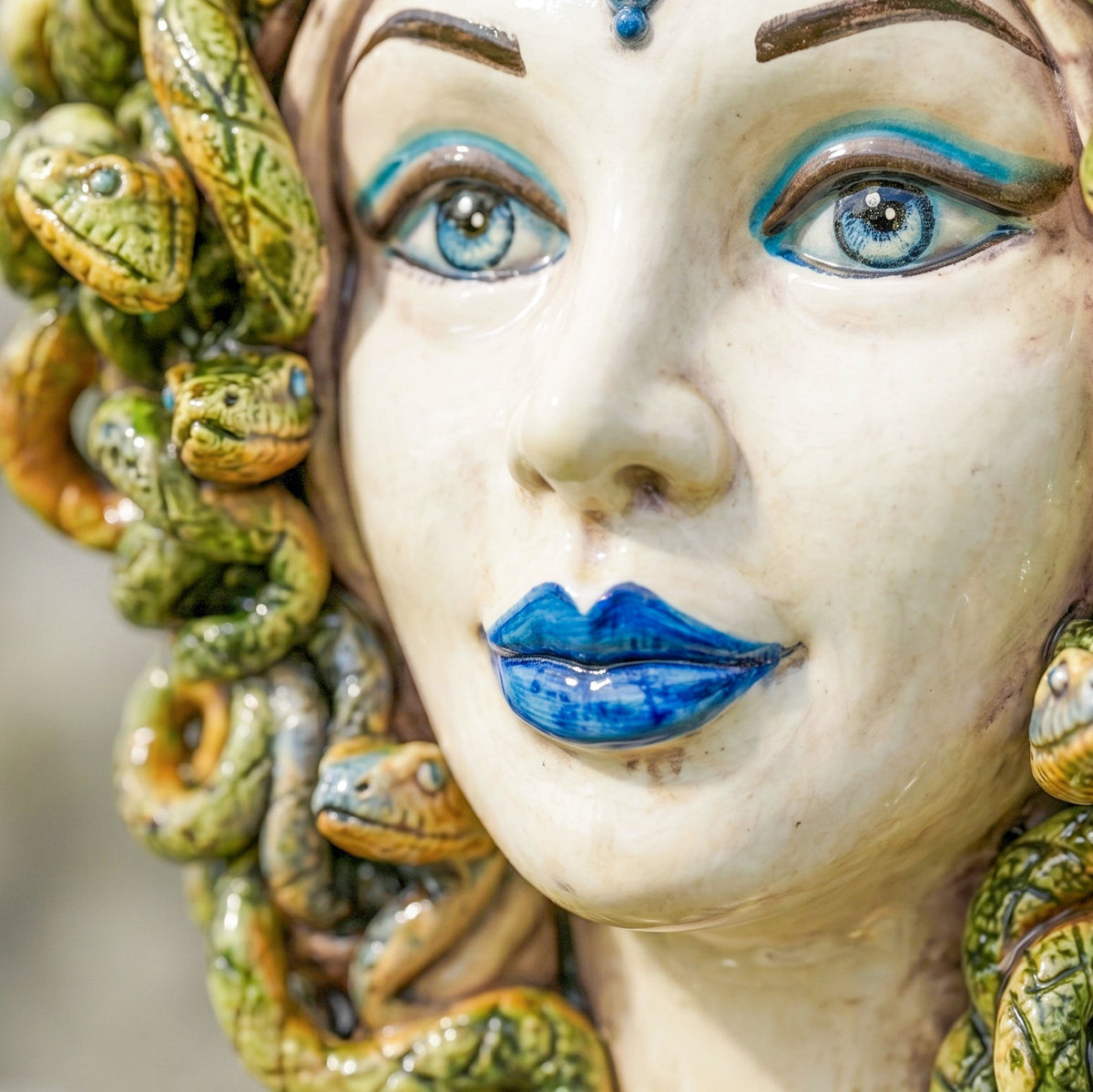 Testa Medusa, Madreperla Antichizzato, Perline Blu, chioma di serpenti. Ceramica siciliana di Caltagirone, Sofia
