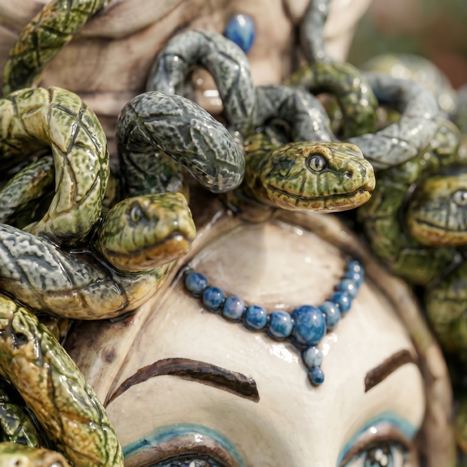 Testa Medusa, Madreperla Antichizzato, Perline Blu, chioma di serpenti. Ceramica siciliana di Caltagirone, Sofia