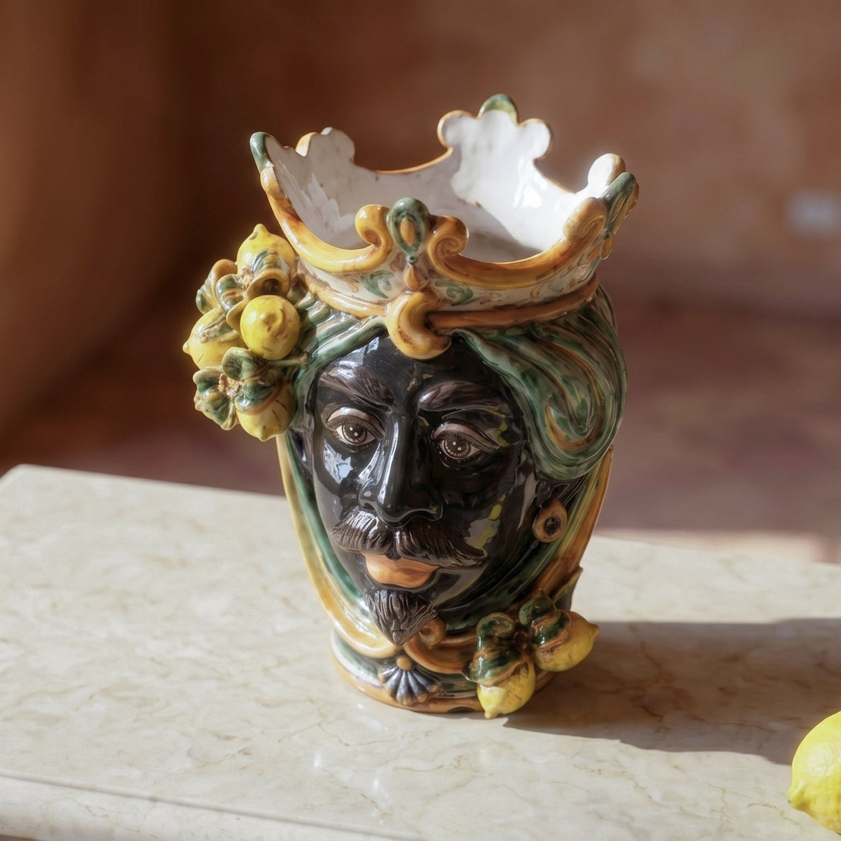 Testa di Moro con Limoni, Maschio Moro, Verde e Arancio, corona. Ceramica siciliana di Caltagirone, Sofia