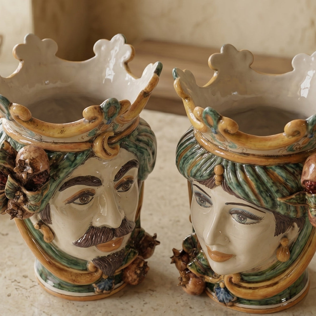 Testa di Moro con Melograni, Maschio Bianco, Verde e Arancio, corona. Ceramiche Sofia, Caltagirone