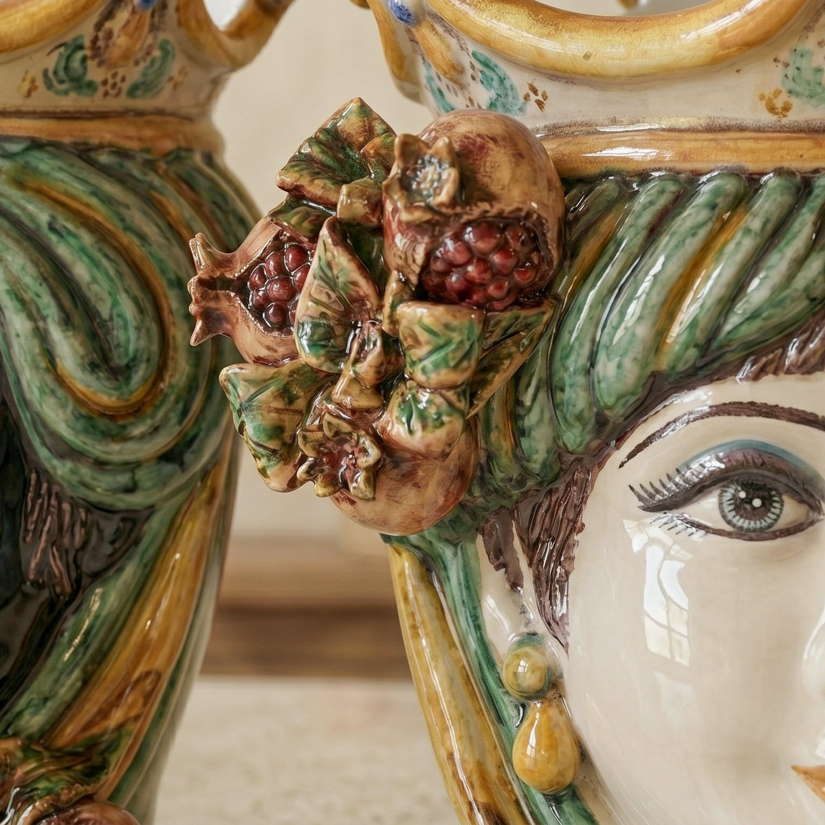 Testa di Moro con Melograni, Donna, Verde e Arancio, corona. Ceramiche Sofia, Caltagirone