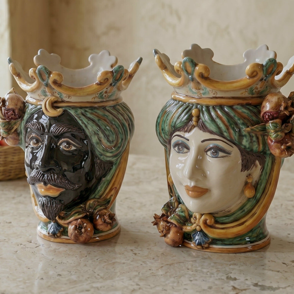 Testa di Moro con Melograni, Maschio Moro, Verde e Arancio, corona. Ceramica siciliana di Caltagirone, Sofia