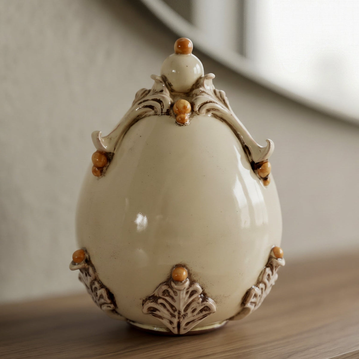Uovo Decorativo in Ceramica di Caltagirone h 22 cm - Plastico Sofia, Avorio e Arancio