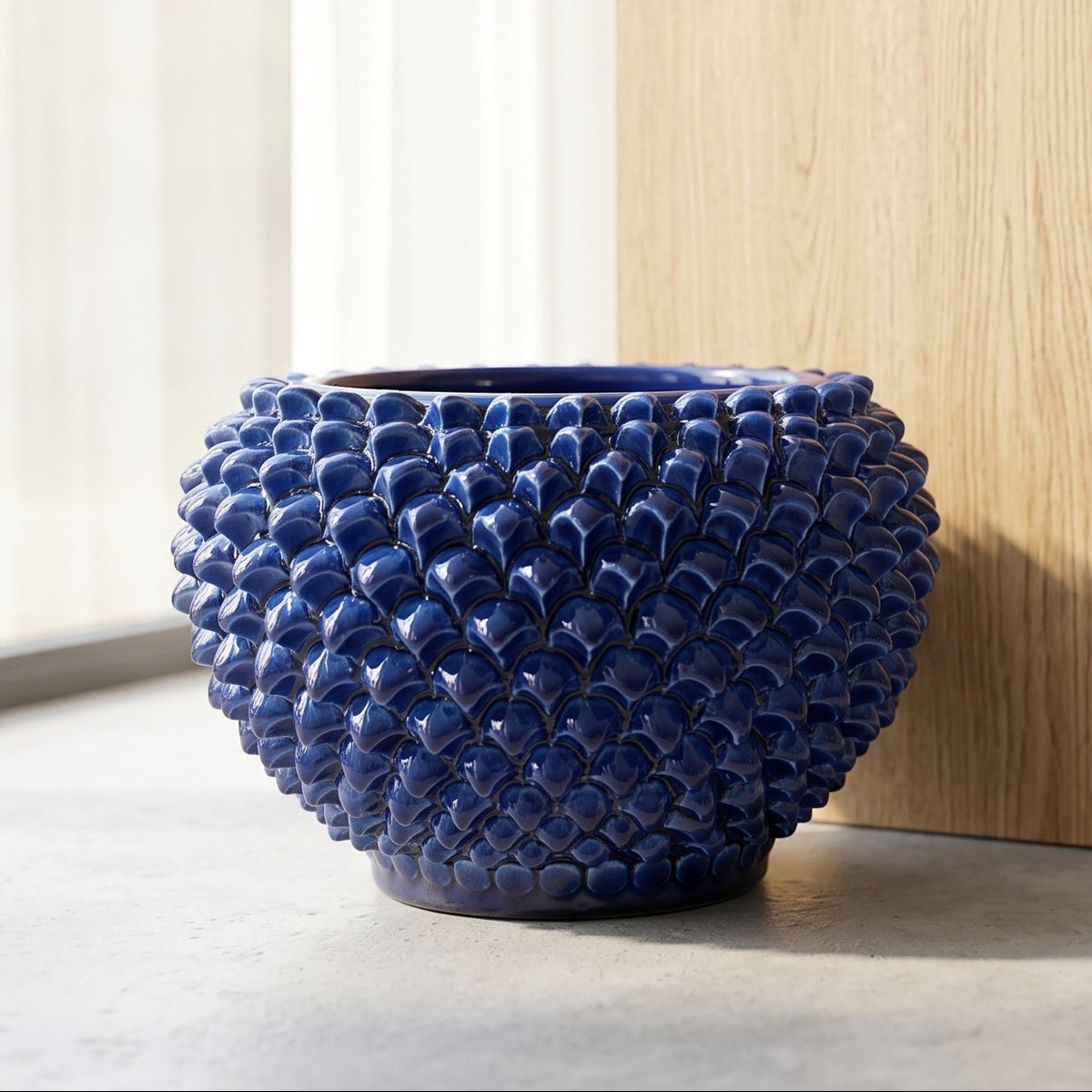 Cachepot a Pigna, Blu Intenso, fiori in rilievo. Ceramiche Sofia, Caltagirone