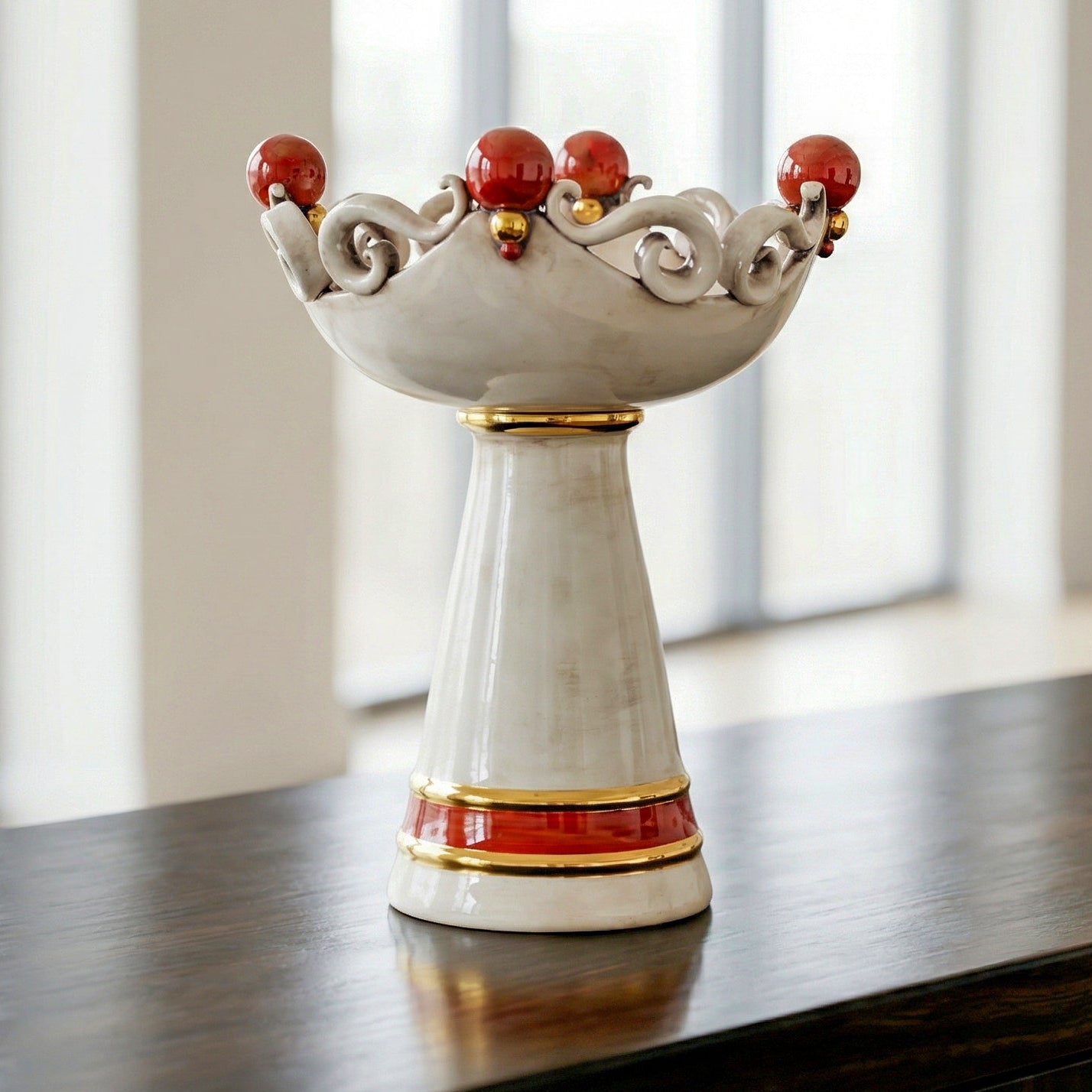 Vaso a Coppa con Piede, Madreperla Antichizzato. Ceramica siciliana di Caltagirone, Sofia
