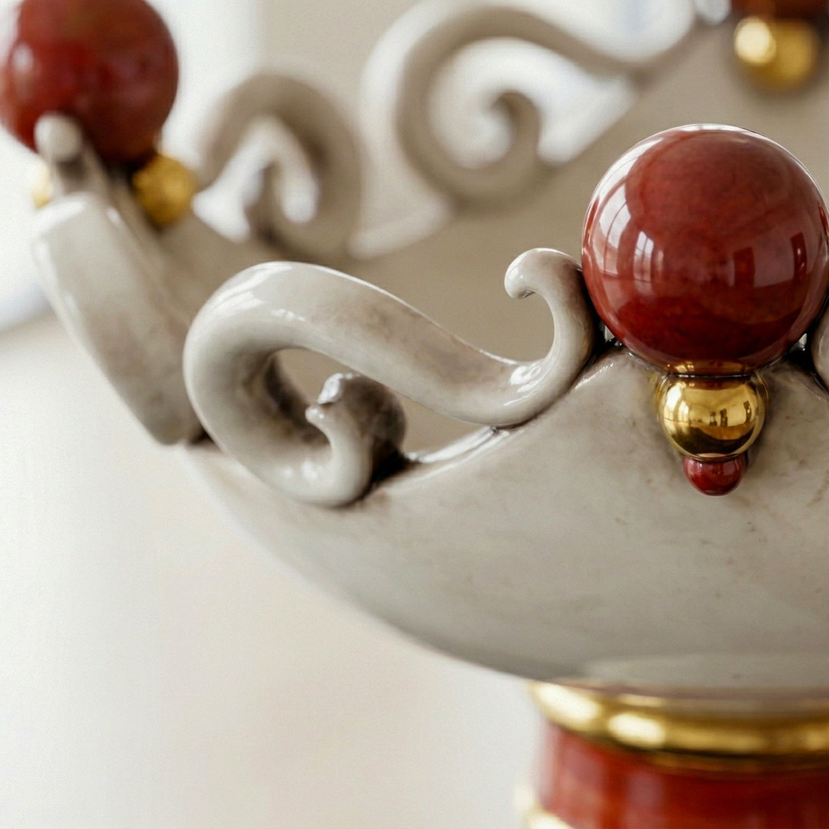 Vaso a Coppa con Piede, Madreperla Antichizzato. Ceramica siciliana di Caltagirone, Sofia