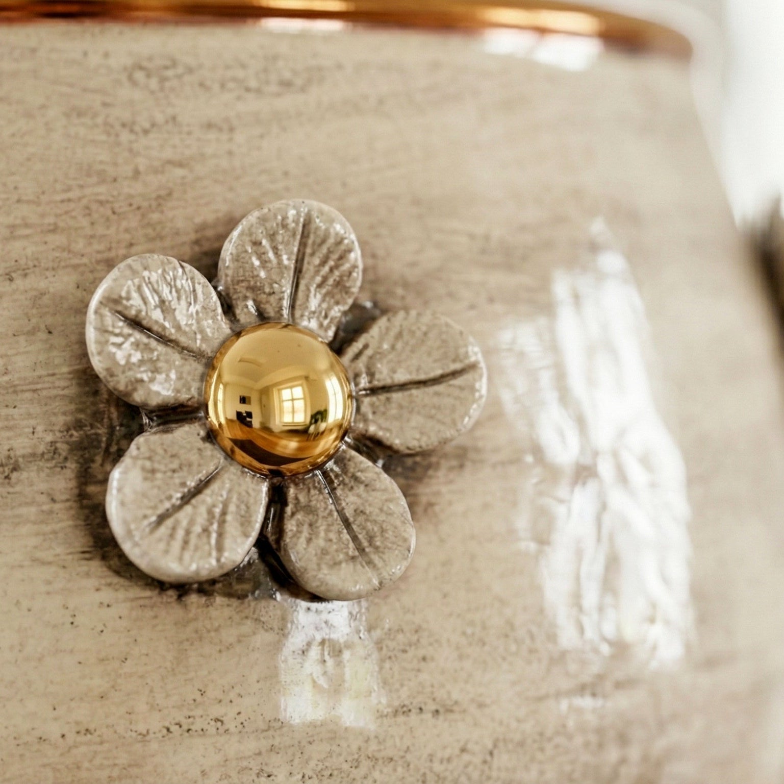 Vaso c/fiori madreperla antichizzato oro e lustri. Ceramiche Sofia, Caltagirone