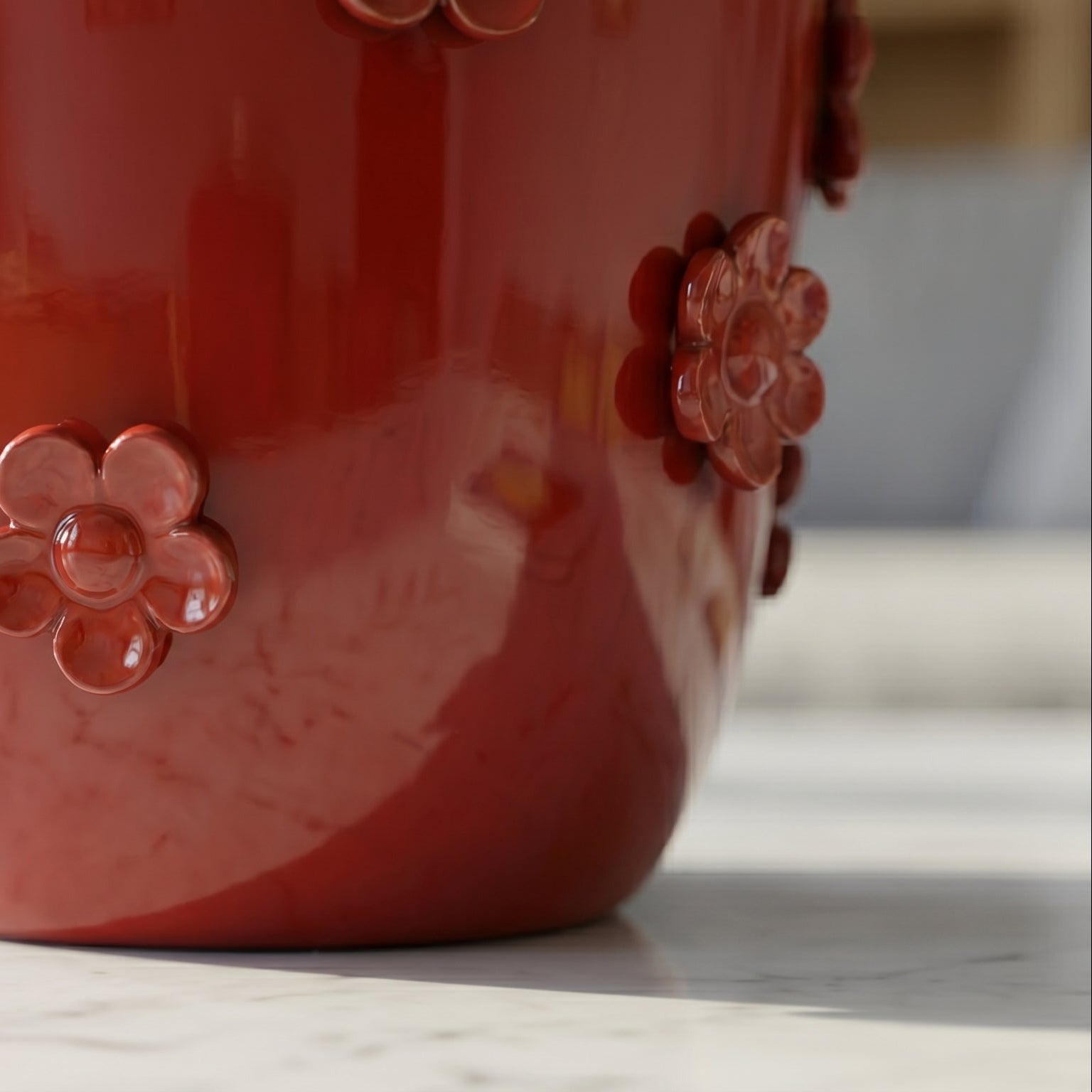 Vaso boccia con fiori Linea Rosso Fuoco. Ceramica siciliana di Caltagirone, Sofia