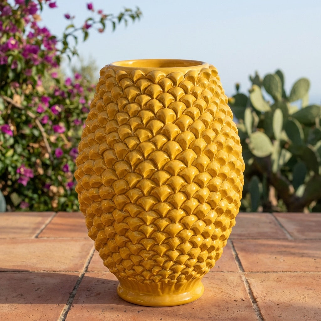 Vaso Pigna Panciuto, Senape, fiori, scaglie. Ceramica siciliana di Caltagirone, Sofia