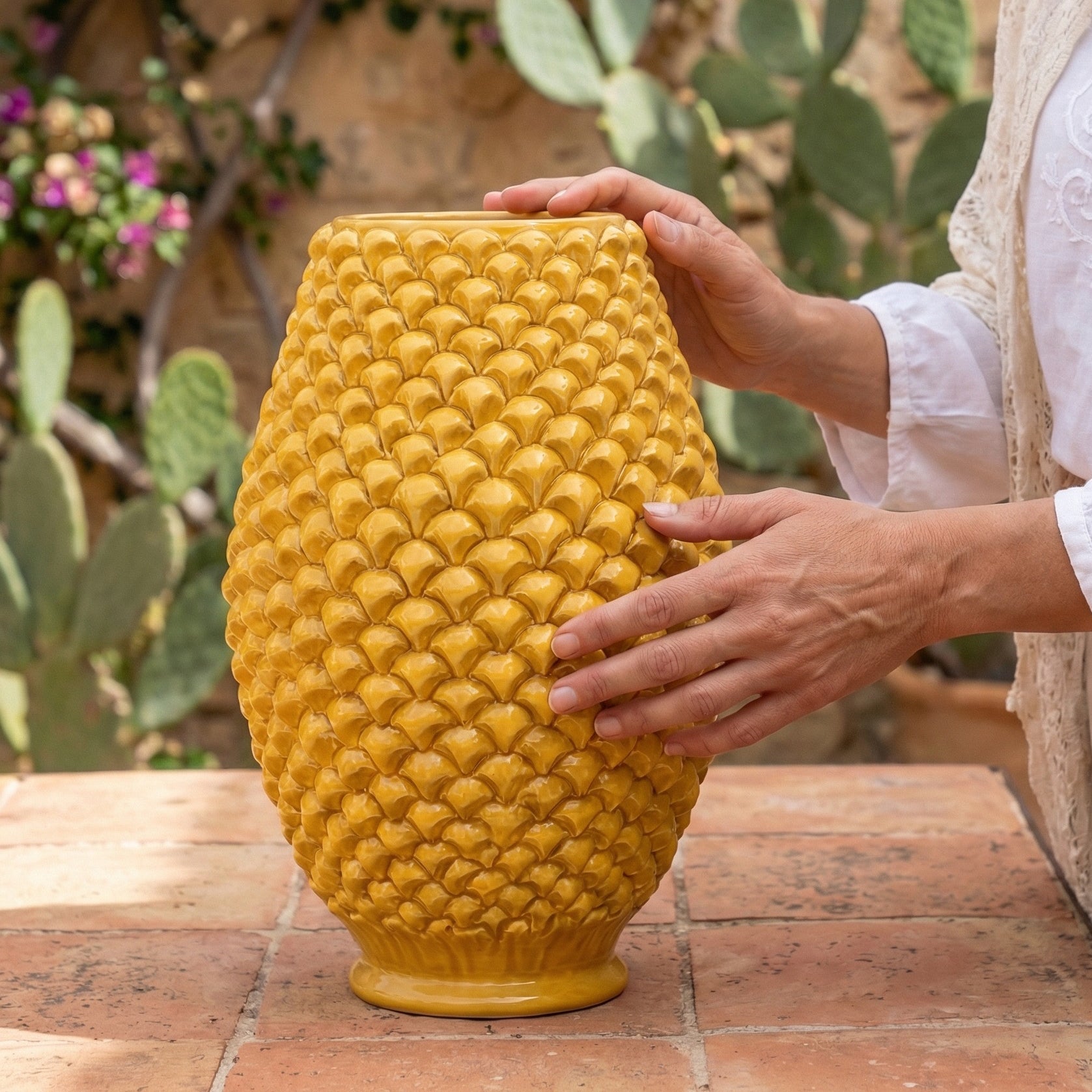 Vaso Pigna Panciuto, Senape, fiori, scaglie. Ceramica siciliana di Caltagirone, Sofia