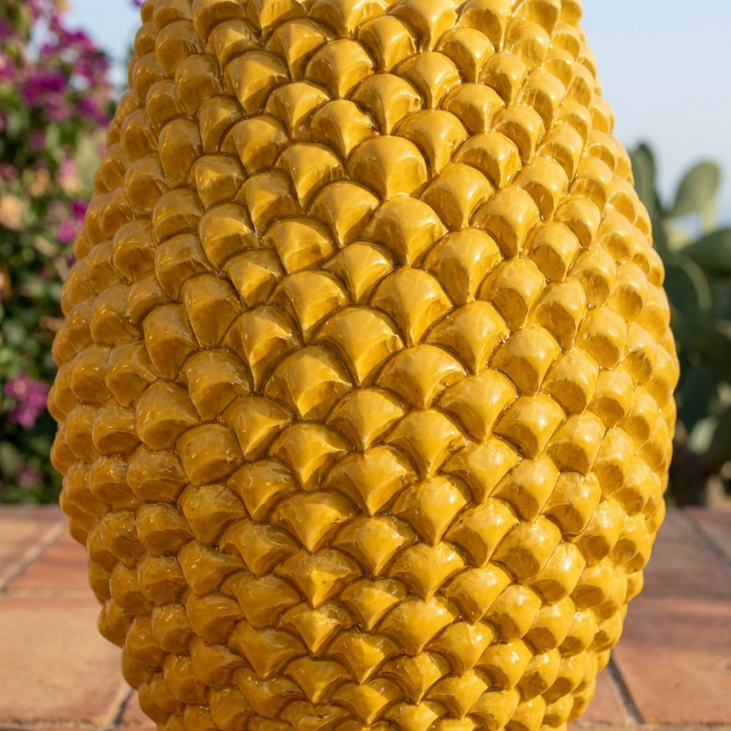 Vaso Pigna Panciuto, Senape, fiori, scaglie. Ceramica siciliana di Caltagirone, Sofia