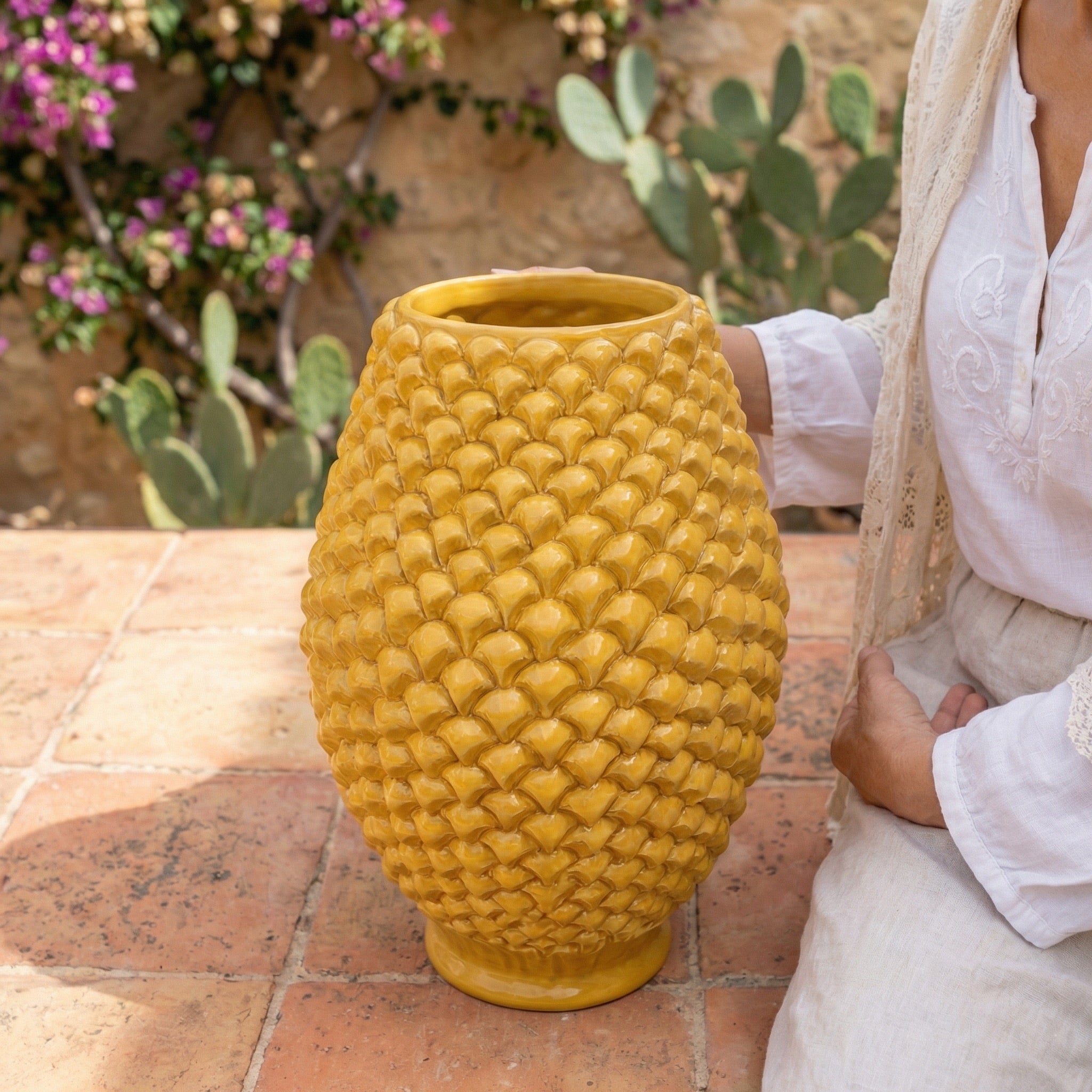 Vaso Pigna Panciuto, Senape, fiori, scaglie. Ceramica siciliana di Caltagirone, Sofia