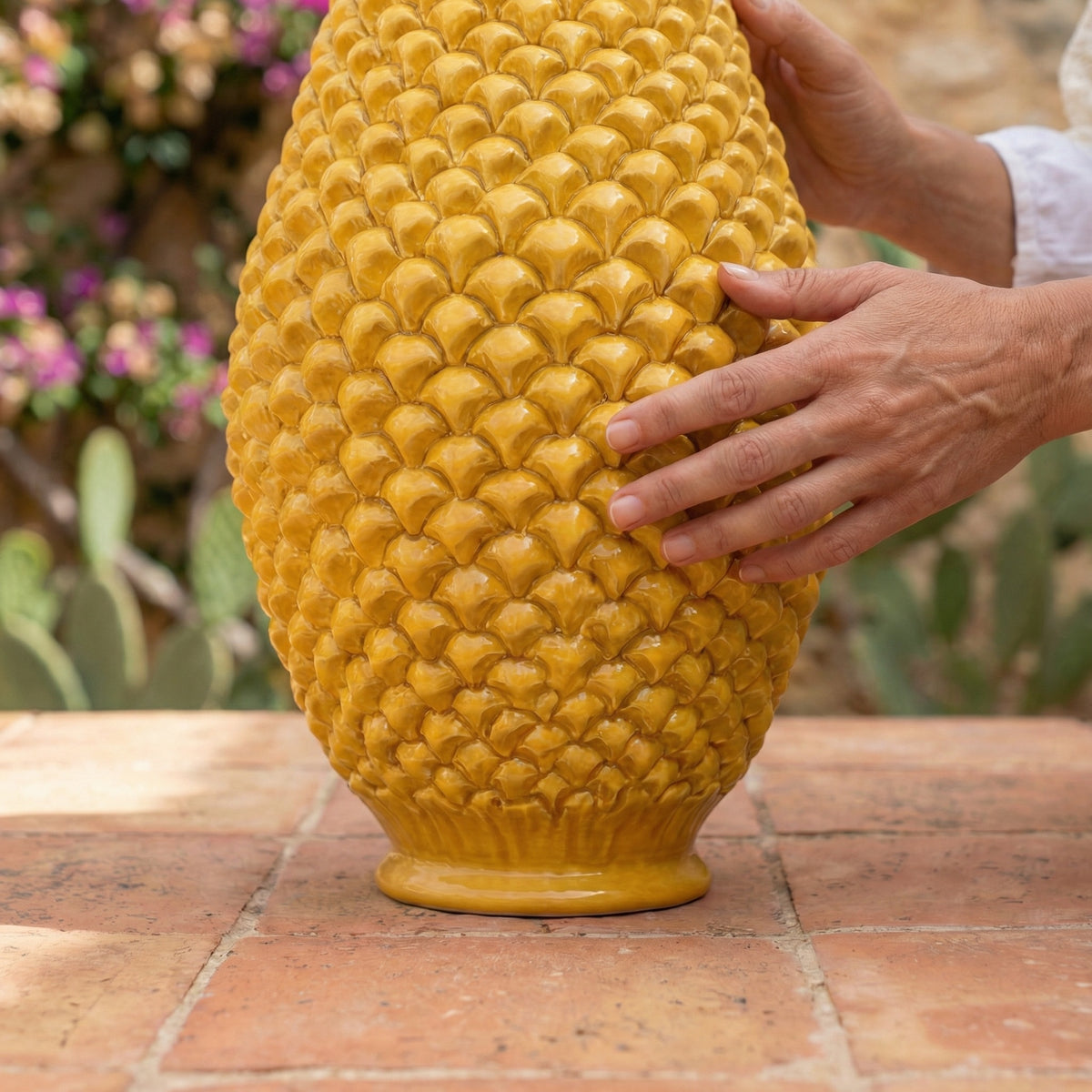 Vaso Pigna Panciuto, Senape, fiori, scaglie. Ceramica siciliana di Caltagirone, Sofia