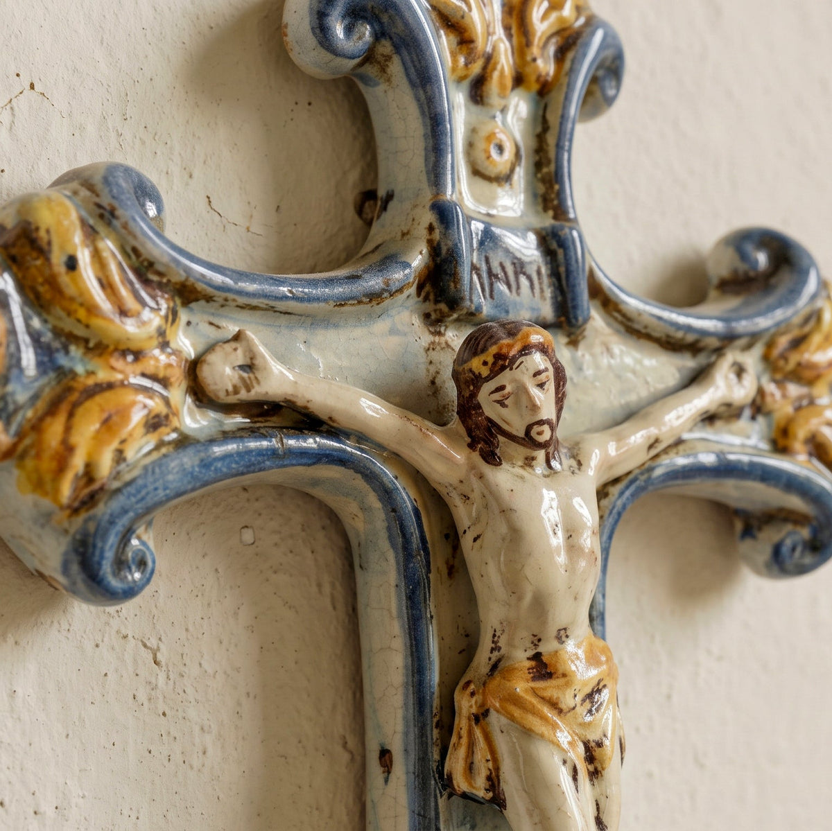 Crocifisso in Ceramica di Caltagirone 16×24 cm - Blu e Arancio