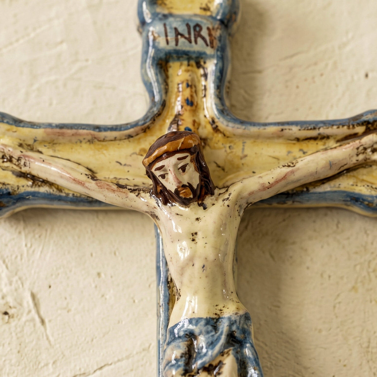 Crocifisso in Ceramica di Caltagirone 10×15 cm - Blu e Arancio