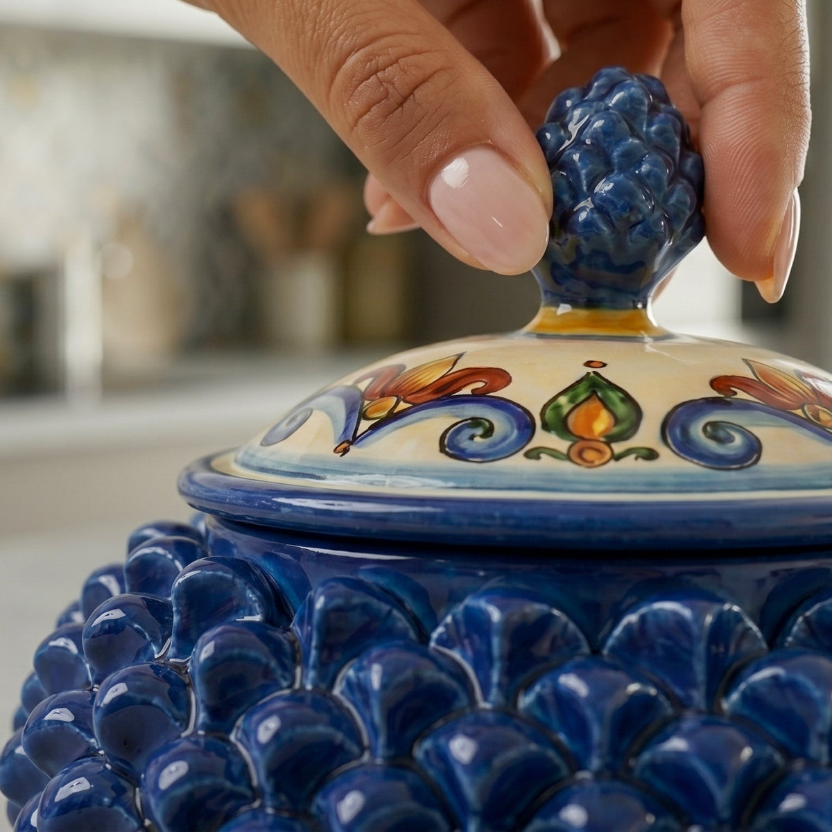 Biscottiera a Pigna Blu Intenso, Decoro Sicily, decoro barocco, coperchio. Ceramiche Sofia, Caltagirone