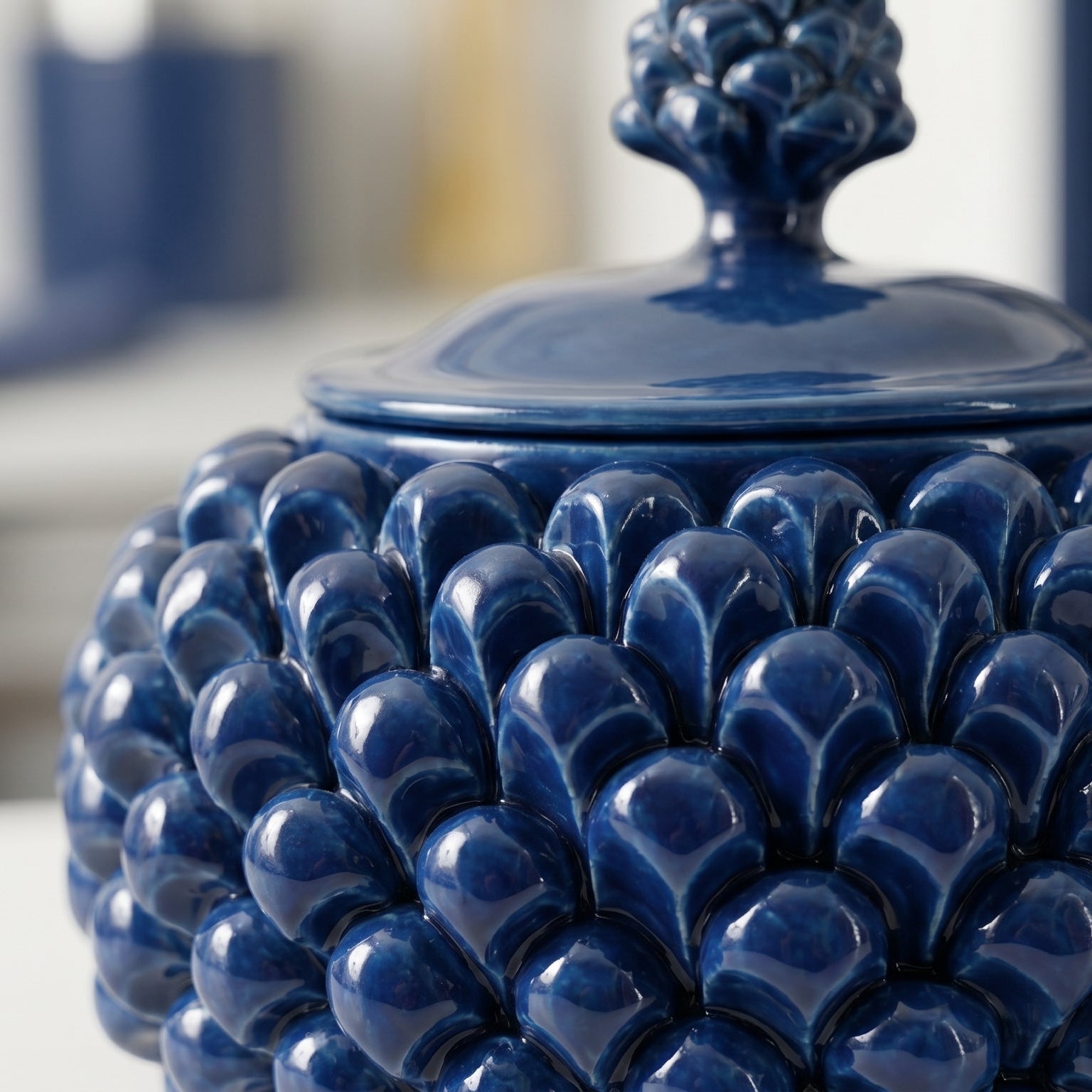 Biscottiera a Pigna, Blu Intenso, scaglie, coperchio. Ceramiche Sofia, Caltagirone