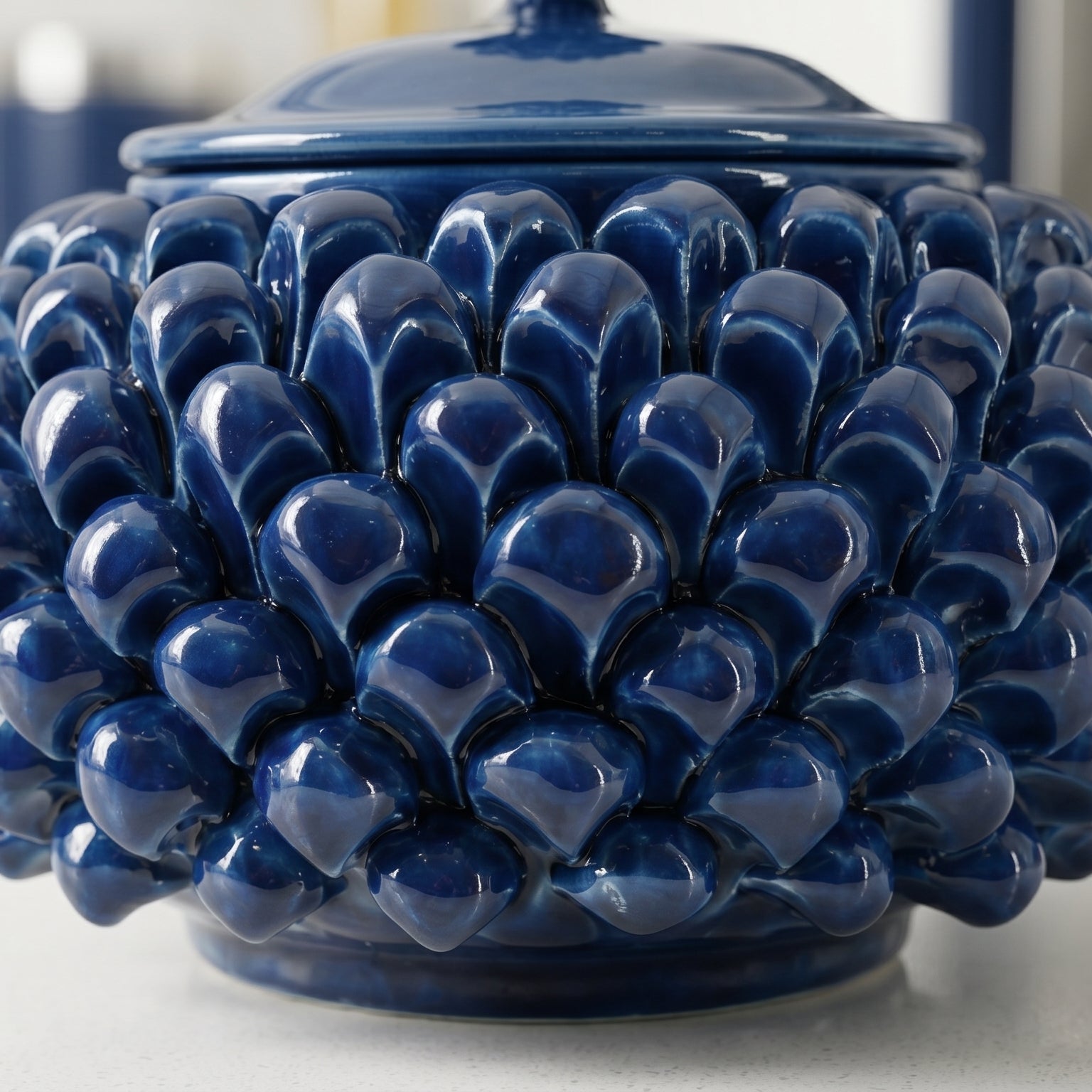 Biscottiera a Pigna, Blu Intenso, scaglie, coperchio. Ceramiche Sofia, Caltagirone