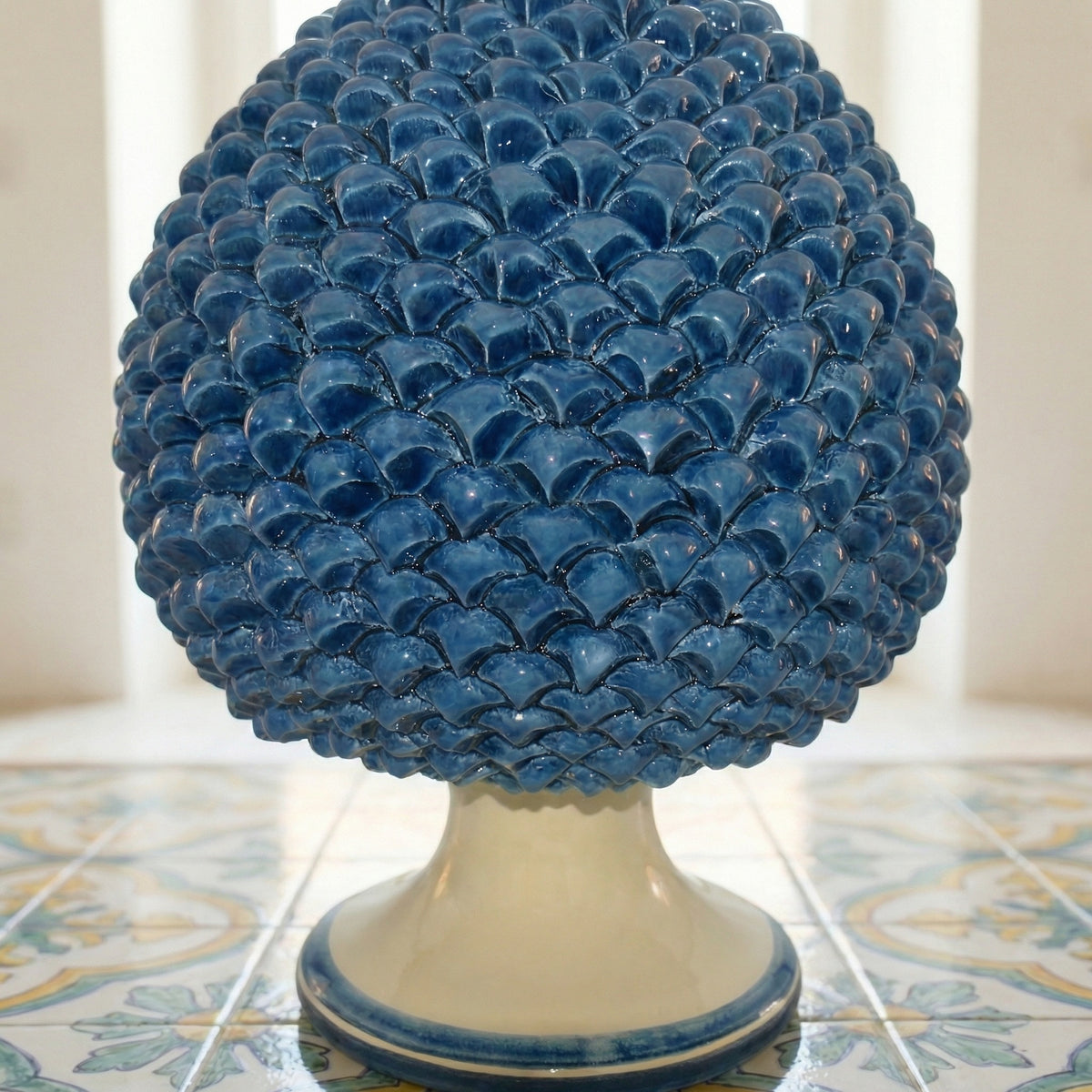 Pigna Artigianale, Mono Blu, scaglie. Ceramica siciliana di Caltagirone, Sofia