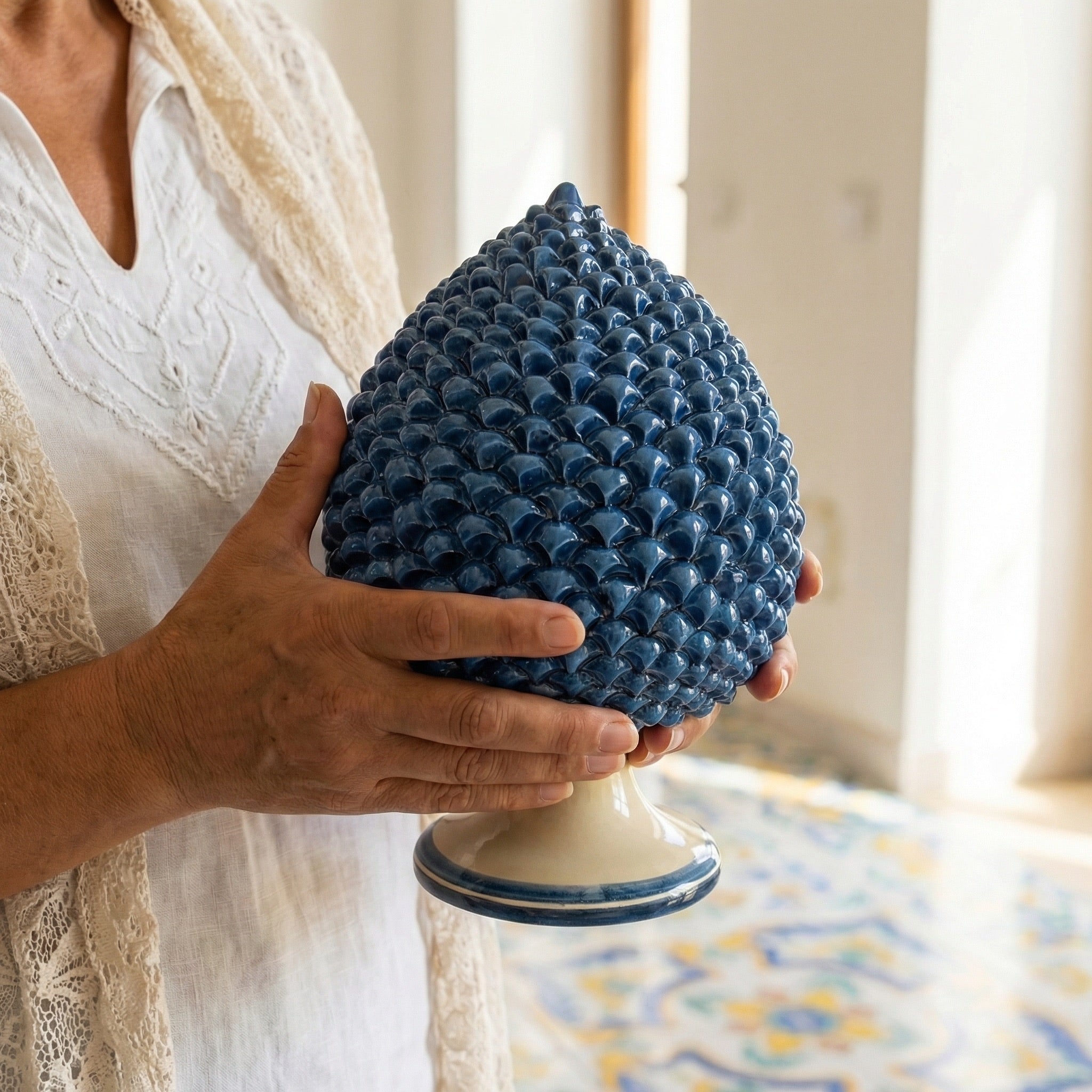 Pigna Artigianale, Mono Blu, scaglie. Ceramica siciliana di Caltagirone, Sofia