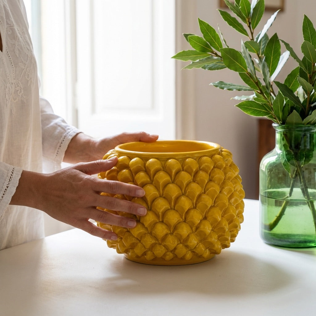 Vaso Mezza Pigna Senza Piede, Senape. Ceramica siciliana di Caltagirone, Sofia