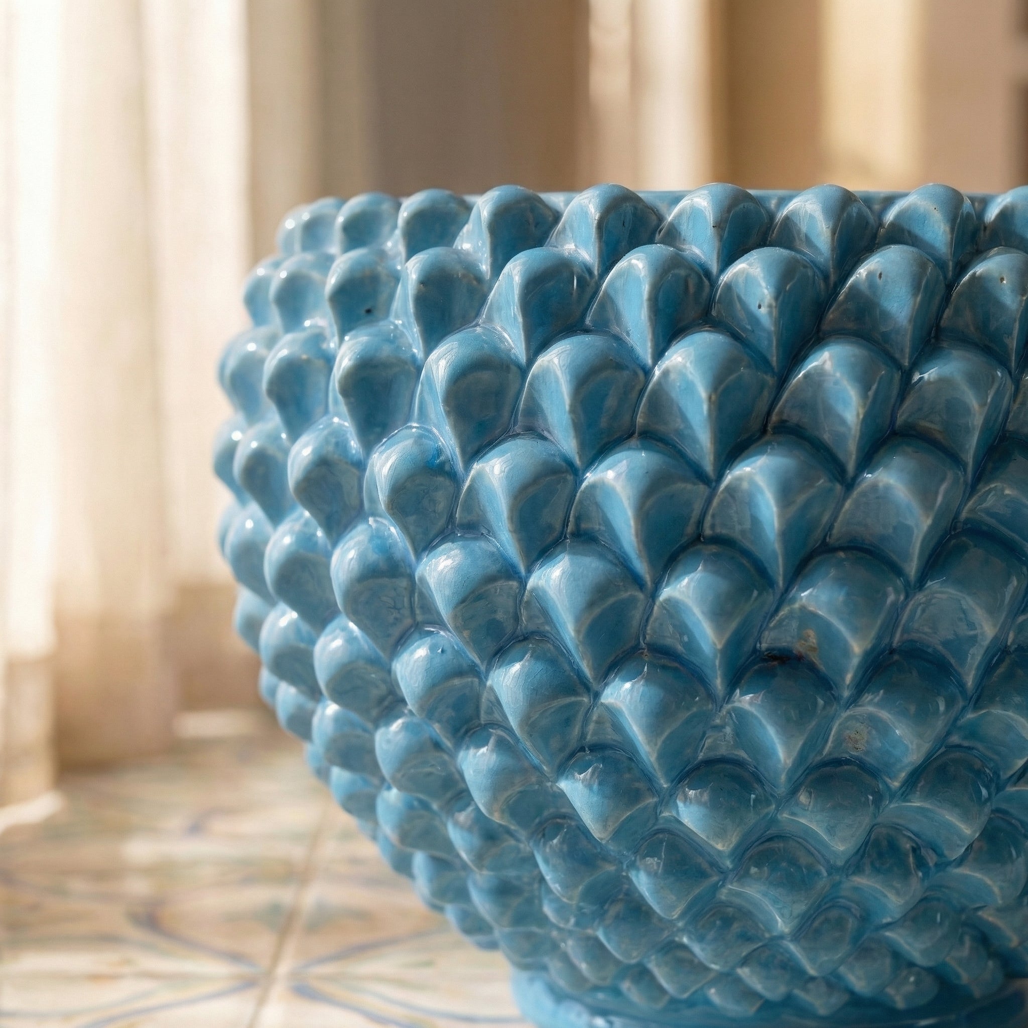 Cachepot a Pigna, Turchese, fiori in rilievo. Ceramiche Sofia, Caltagirone